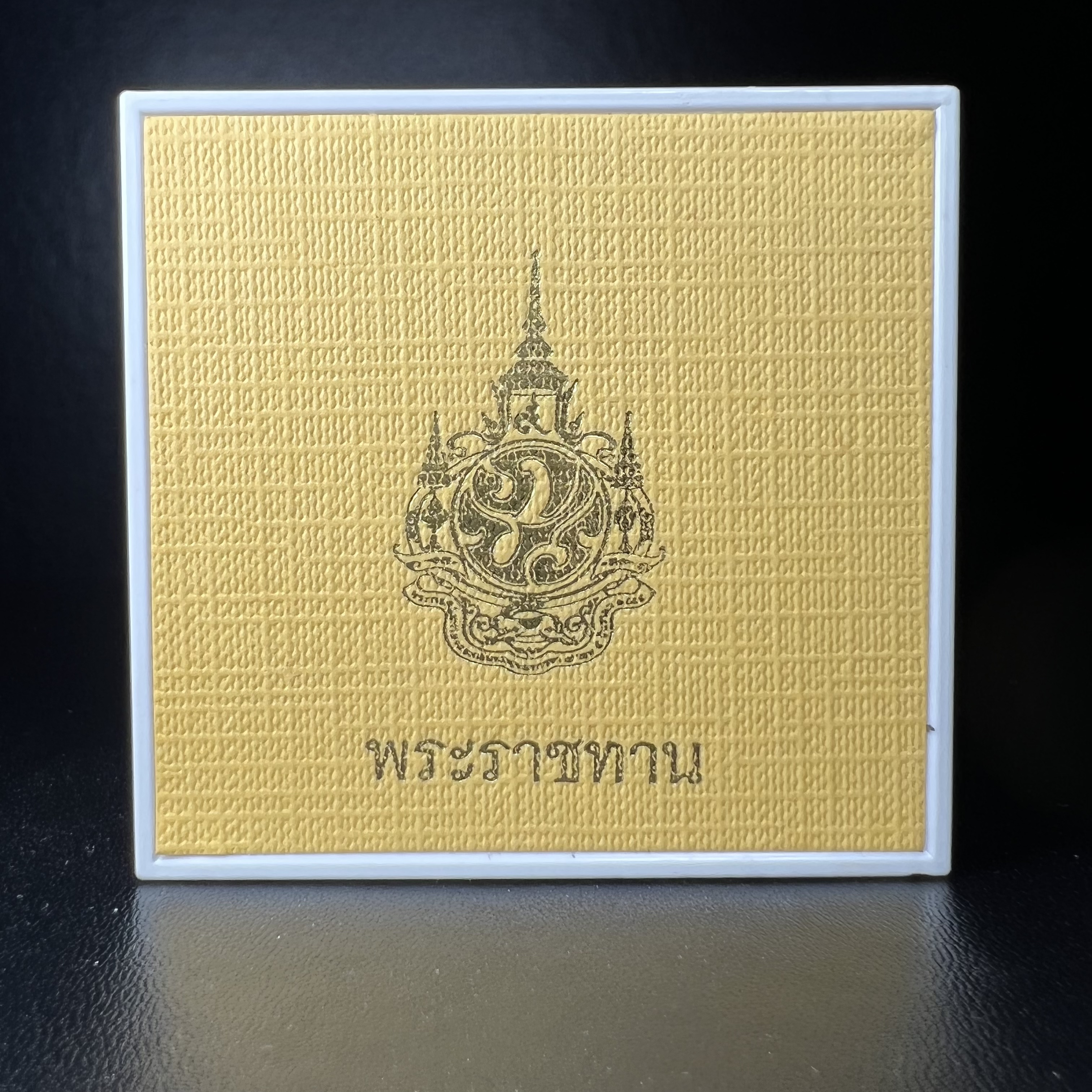 พระพุทธชินสีห์ หลังตรา ปรมาภิไธยย่อ ภปร. ในวโรกาสเฉลิมพระชมพรรษาในหลวงรัชกาลที่9 ครบ 7 รอบ และ ที่ระลึกสมโภชวัดบวรนิเวศวิหารครบ 175 ปี พ.ศ.2554 เหรียญเนื้อเงิน พิมพ์ใหญ่ ขนาดสูง 3.8 ซม. พร้อมกล่องบรรจุเดิมพระราชทาน(1 ใน 1585 เหรียญ)หายาก