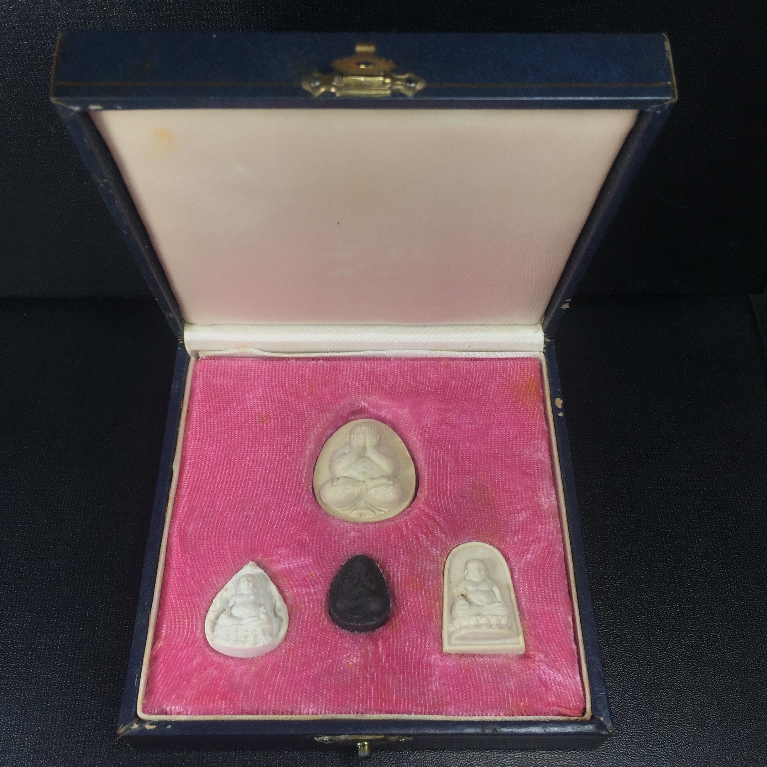 พระปิดตา รุ่นแรก ชุดกรรมการ ชุดมงคลการบำเพ็ญกุศลอายุครบ 6 รอบ(72 พรรษา) สมเด็จพระญาณสังวร วัดบวรนิเวศวิหาร วันที่ 2-3 ตุลาคม 2528 (1ชุดประกอบด้วยพระเนื้อผง 4 รายการ)ชุดกรรมการพร้อมกล่องบรรจุเดิมครบสมบูรณ์(หายาก)