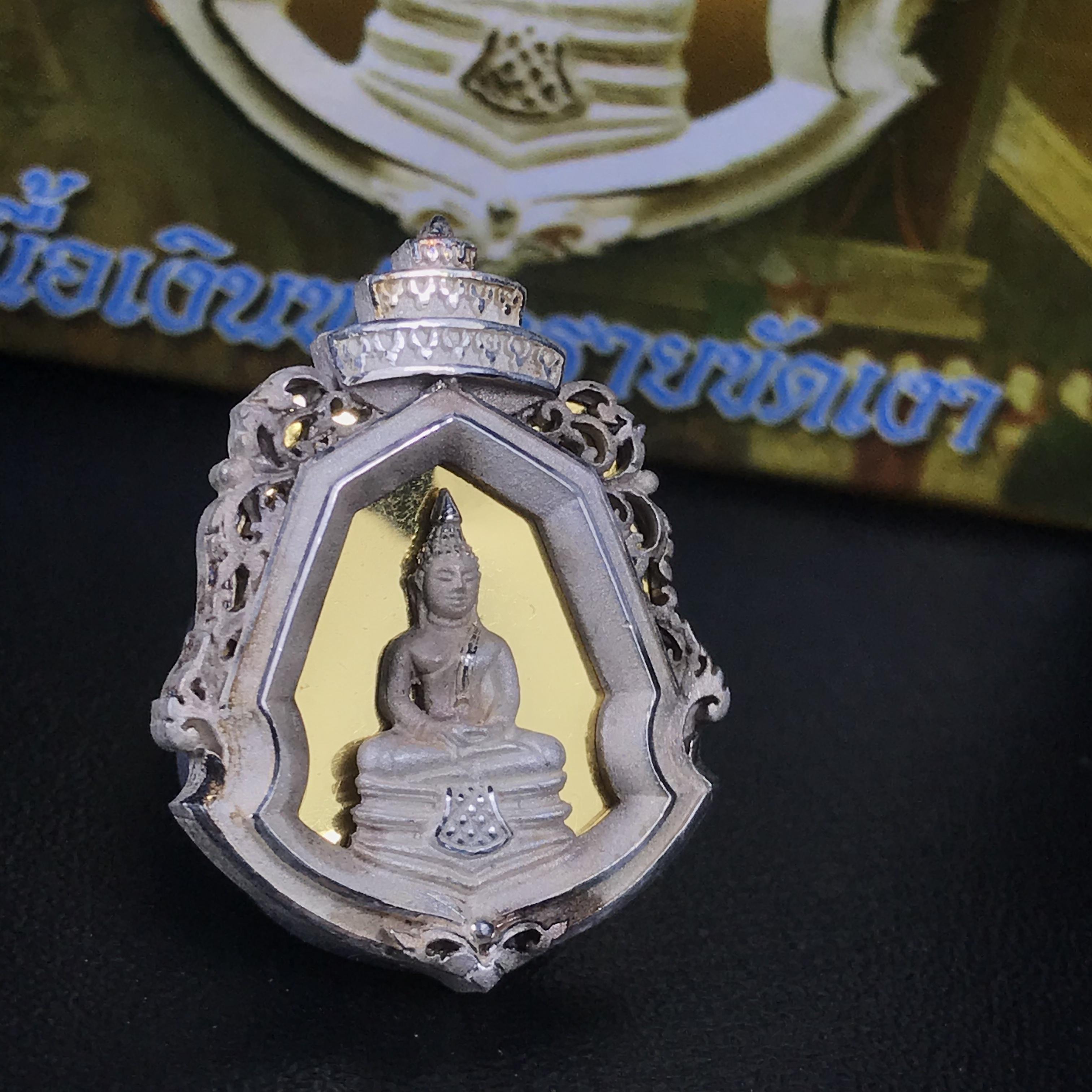 พระพุทธโสธร รุ่นมหามงคล ปี 2547 เหรียญหล่อพระพุทธโสธรลายไทย พระนามย่อ ญ.ส.ส. (พิมพ์ใหญ่) สูง 2.9 ซม.เนื้อเงินพ่นทรายขัดเงา พร้อมกล่องบรรจุเดิมครบ(1ใน 2,499องค์)