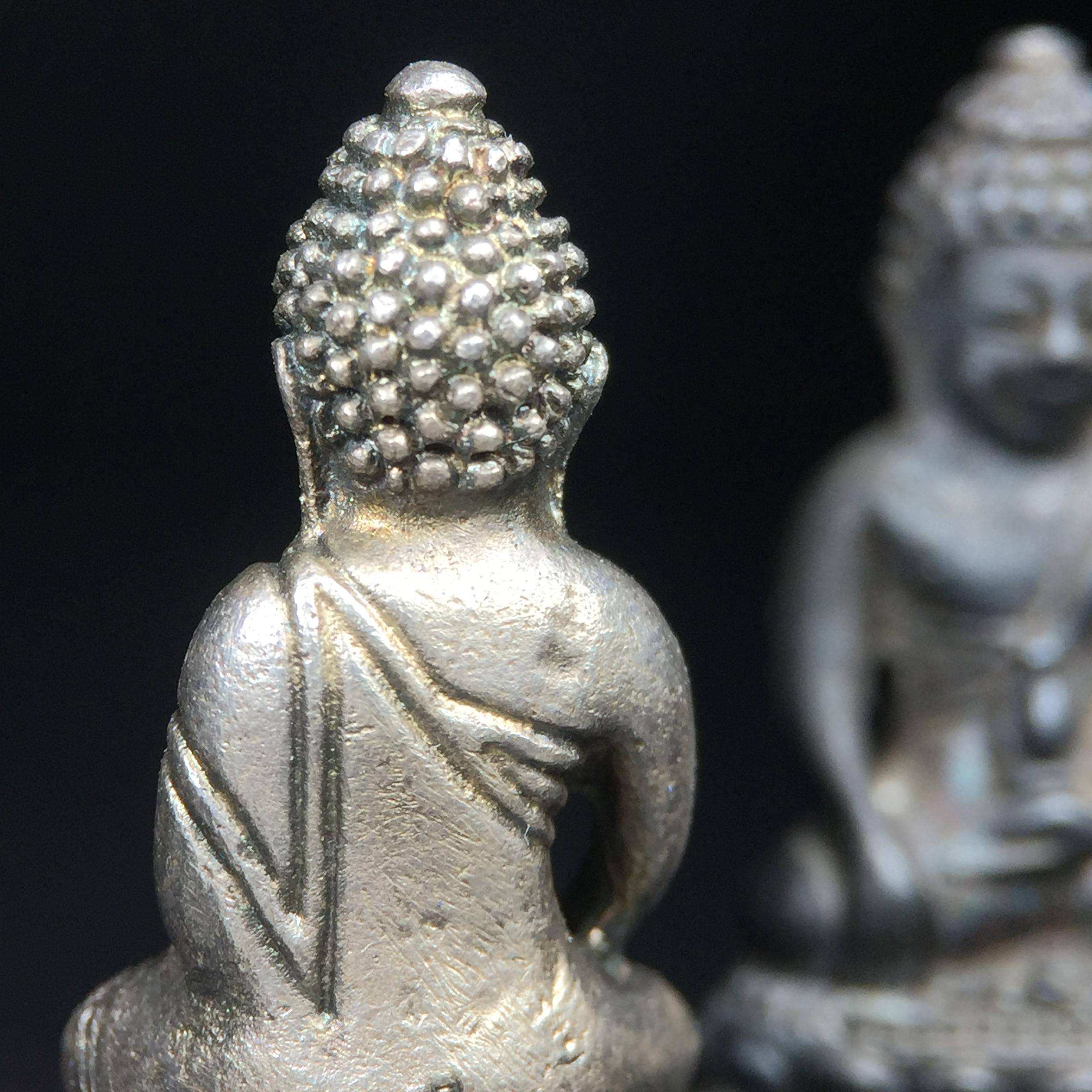 พระกริ่งศาสดา ภปร. วัดบวรนิเวศวิหาร ปี 2532 จัดสร้างในโอกาสสองทศวรรษรามาธิบดี เพื่อศูนย์การแพทย์สิริกิติ์ เนื้อเงิน+เนื้อนวโลหะ(1ชุดรวม 2 องค์) (พิธีใหญ่ มวลสารมงคล สวยงามเข้มขลัง)สมเด็จพระญาณสังวร สมเด็จพระสังฆราชฯเสด็จเททอง