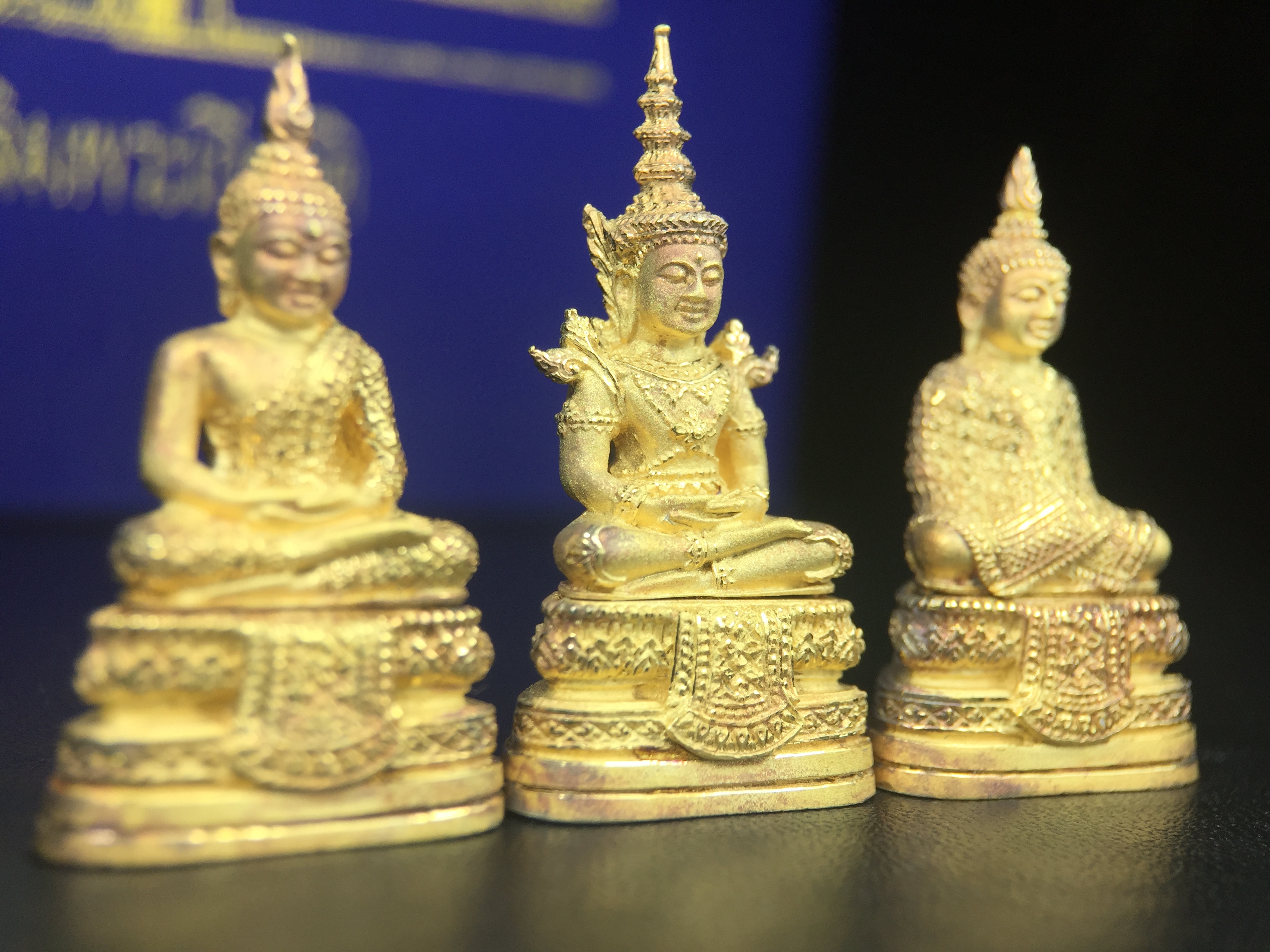 พระพุทธมหามณีรัตนปฎิมากร(พระแก้วมรกต)รุ่น เฉลิมพระเกียรติ วัดพระศรีรัตนศาสดารามราม(วัดพระแก้ว) ปี2543 เนื้อเงินชุบทองพ่นทรายขัดเงาบางส่วน พิมพ์ใหญ่ลอยองค์ ชุด 3 ฤดู ตอกโค๊ตหมายเลขเดียวกันทั้ง3องค์ ชุดหมายเลข( ช147)สภาพผิวสวยดุจทองคำกล่องบรรจุเดิมครบ