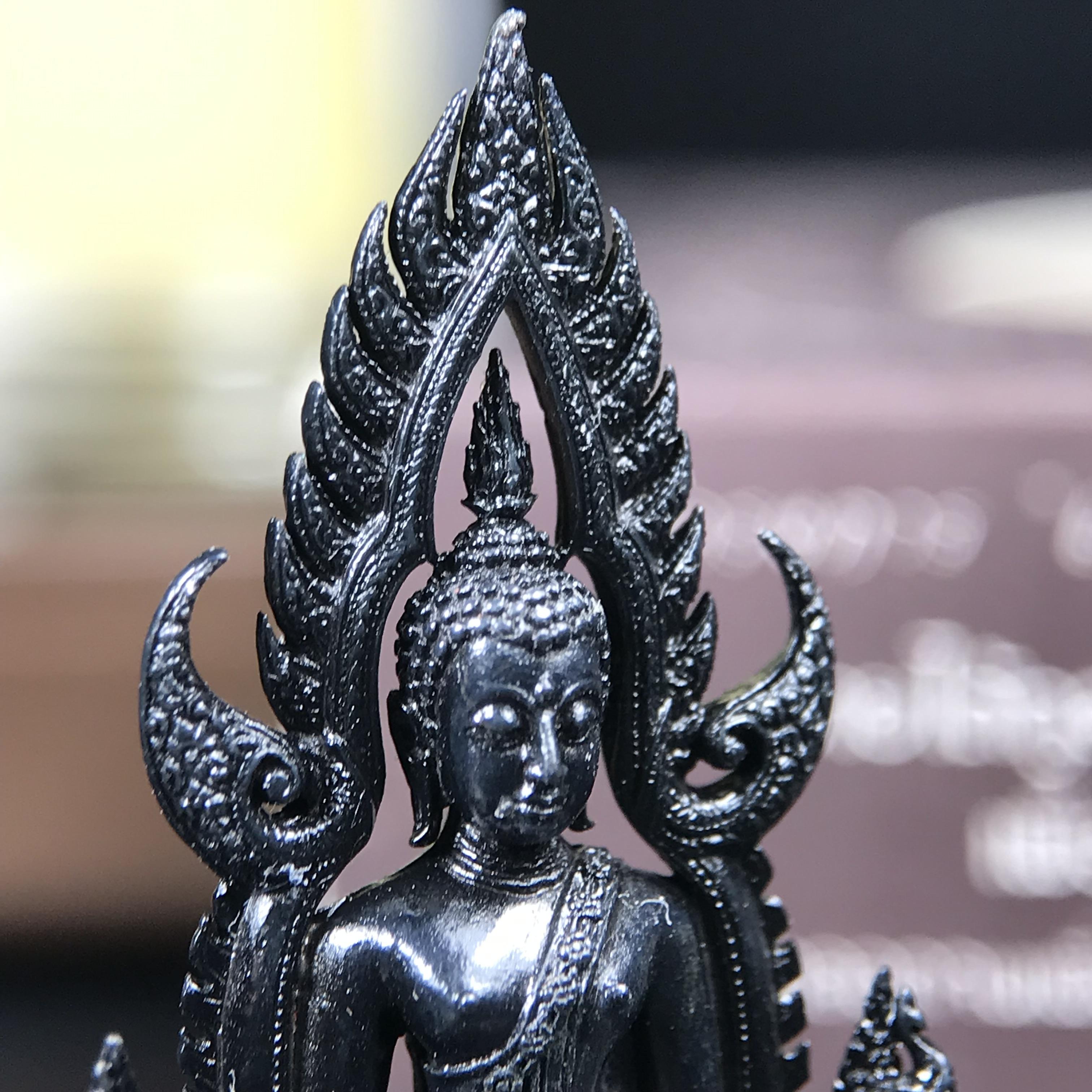 พระพุทธชินราช ภปร. โครงการ "เพราะแผ่นดินนี้ คือ แผ่นดินเกิด" ปี2548(รุ่นแรก) ลอยองค์ หน้าตัก 1/2 นิ้ว(ขนาด 3.5 x 2.5 ซม.) เนื้อเงินรมดำ(พุทธศิลป์จำลองเมื่อครั้งลอกทอง ครั้งที่3 เมื่อปี2547 ร้อยปีจะมีสักครั้ง "พระพุทธชินราชองค์ดำ")