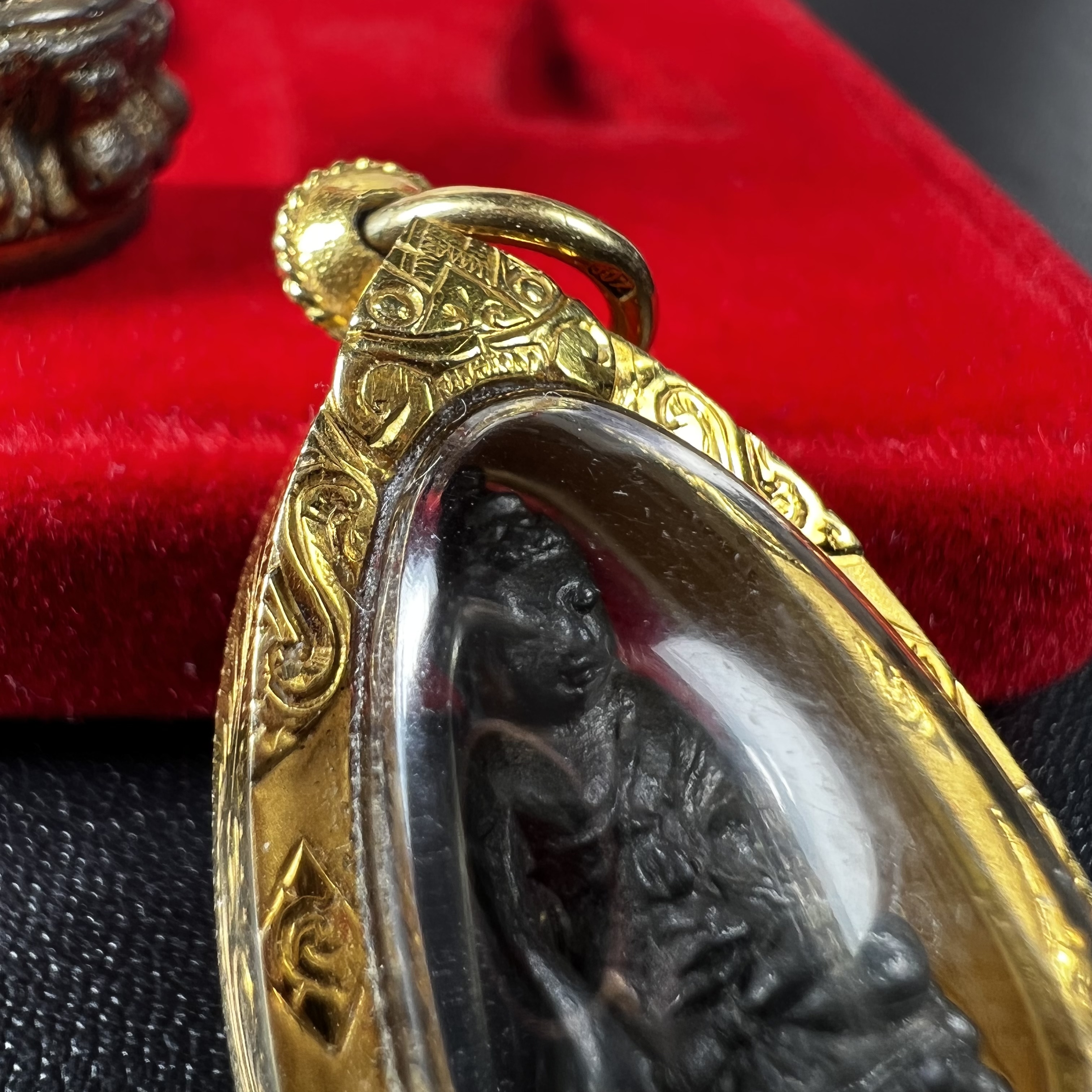 พระกริ่ง-พระชัยวัฒน์ ปวเรศ ปี2530 วัดบวรนิเวศราชวรวิหาร(องค์พระชัยวัฒน์เลี่ยมกรอบทองคำแท้)(ในหลวง ร.9 เสด็จเททอง)(บรรจุเส้นเกศาในหลวงรัชกาลที่9)พร้อมสูจิบัตรเดิมตอนจัดสร้าง(สภาพสวยครบสมบูรณ์) (องค์หน้าใหญ่)(องค์ทองทบ)แบบพิมพ์นิยมหายาก