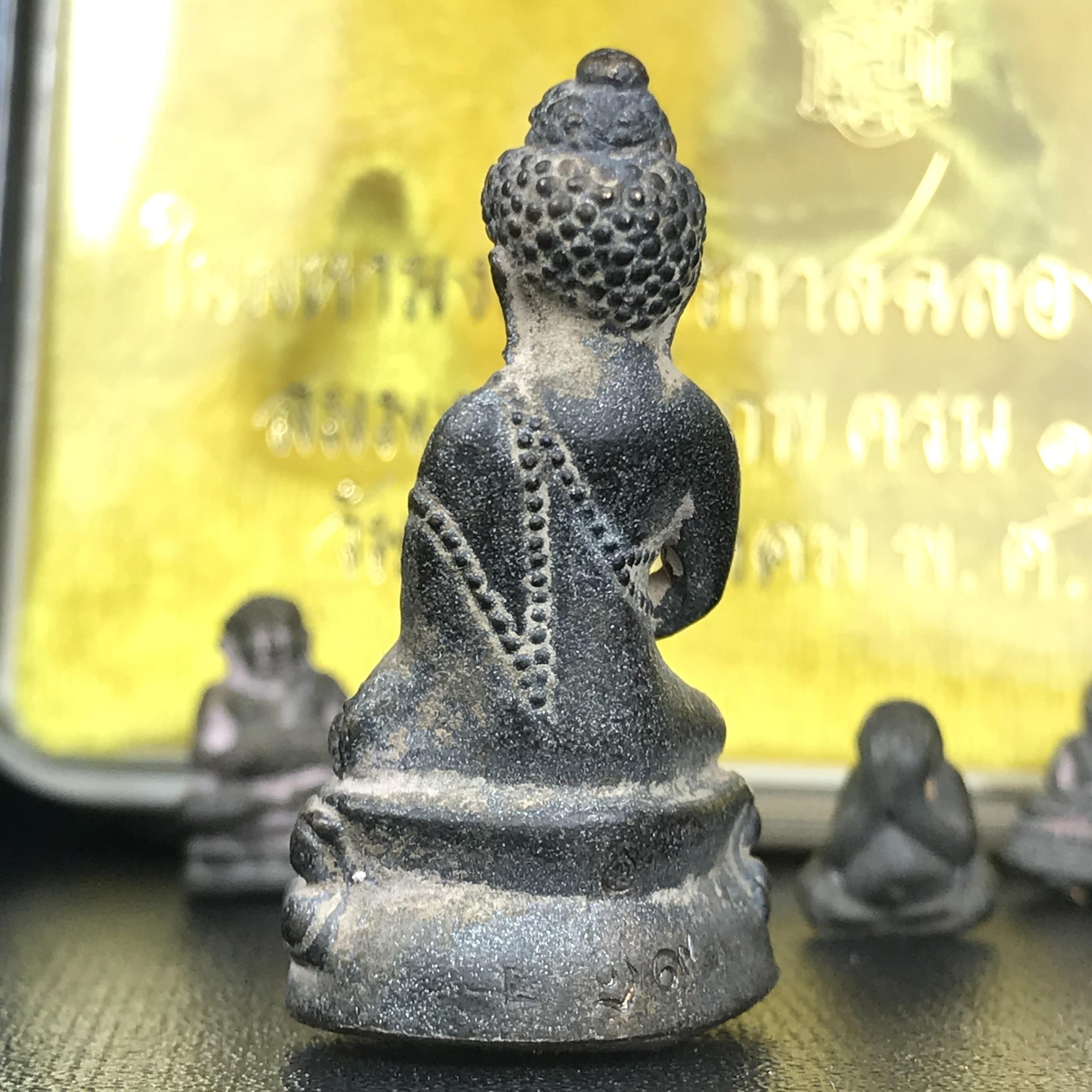 พระกริ่งชินบัญชรฉลองพระชันษา 100 ปี สมเด็จพระญาณสังวร วัดบวรนิเวศวิหาร ปี 2556 ชุดนำฤกษ์เนื้อนวโลหะแก่ทองคำ ก้นอุดผงสมเด็จพระสังฆราช (1 ใน 356 ชุด) พิธีใหญ่ มวลสารเด่น นิยมและหายากมากในปัจจุบัน