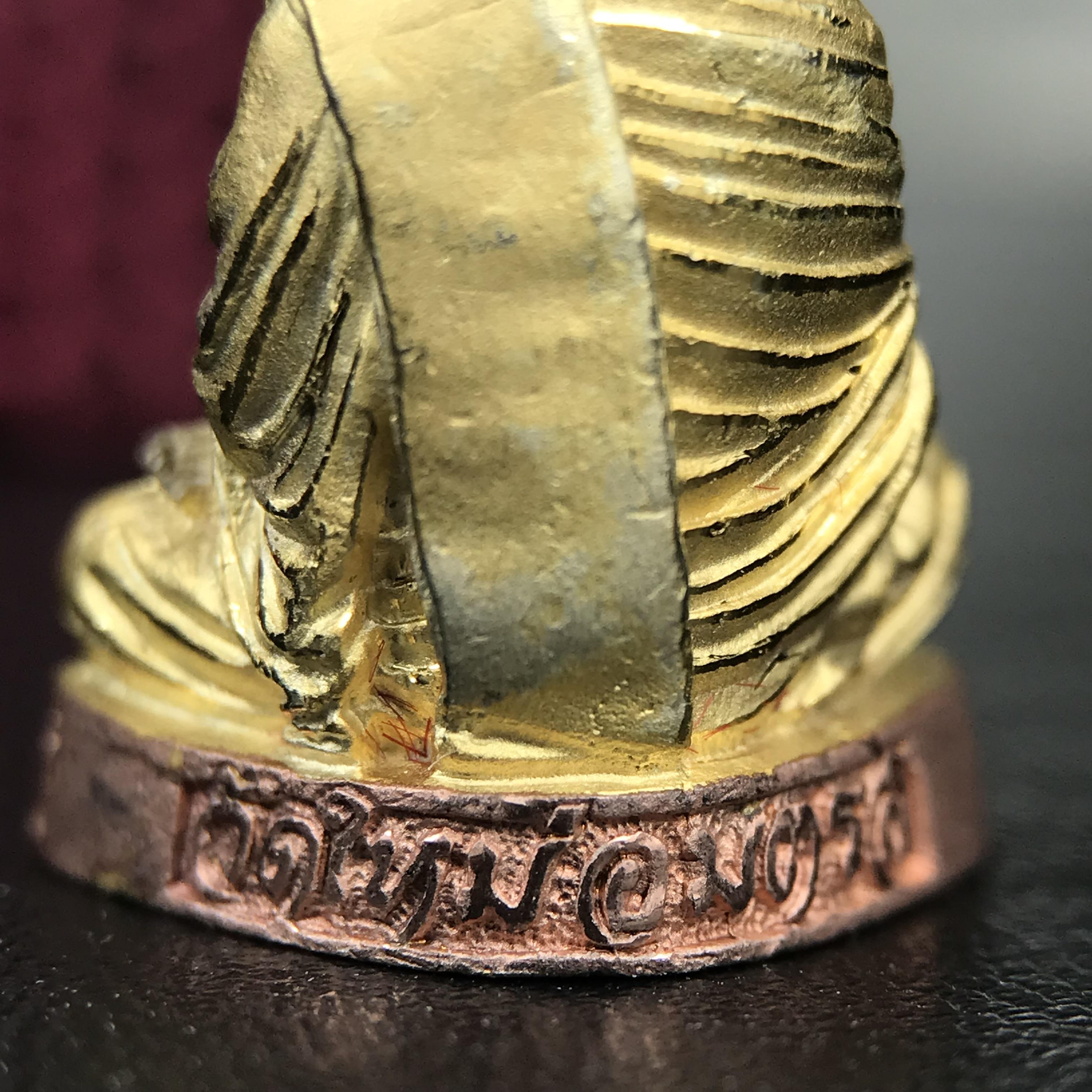 รูปเหมือนสมเด็จพระพุฒาจารย์ (โต พรหมรังสี)วัดใหม่อมตรส บางขุนพรหม ปี2540 รุ่นกาญจนาภิเษก จัดสร้างในวโรกาสที่รัชกาลที่ 9 ทรงครองสิริราชสมบัติ ครบ 50ปี ลอยองค์พิมพ์ใหญ่ เนื้อเงินบริสุทธิ์ 99.9% แบบชุบสามกษัตริย์ขัดเงาบางส่วน พร้อมกล่องบรรจุใบรับรองเดิมครบ