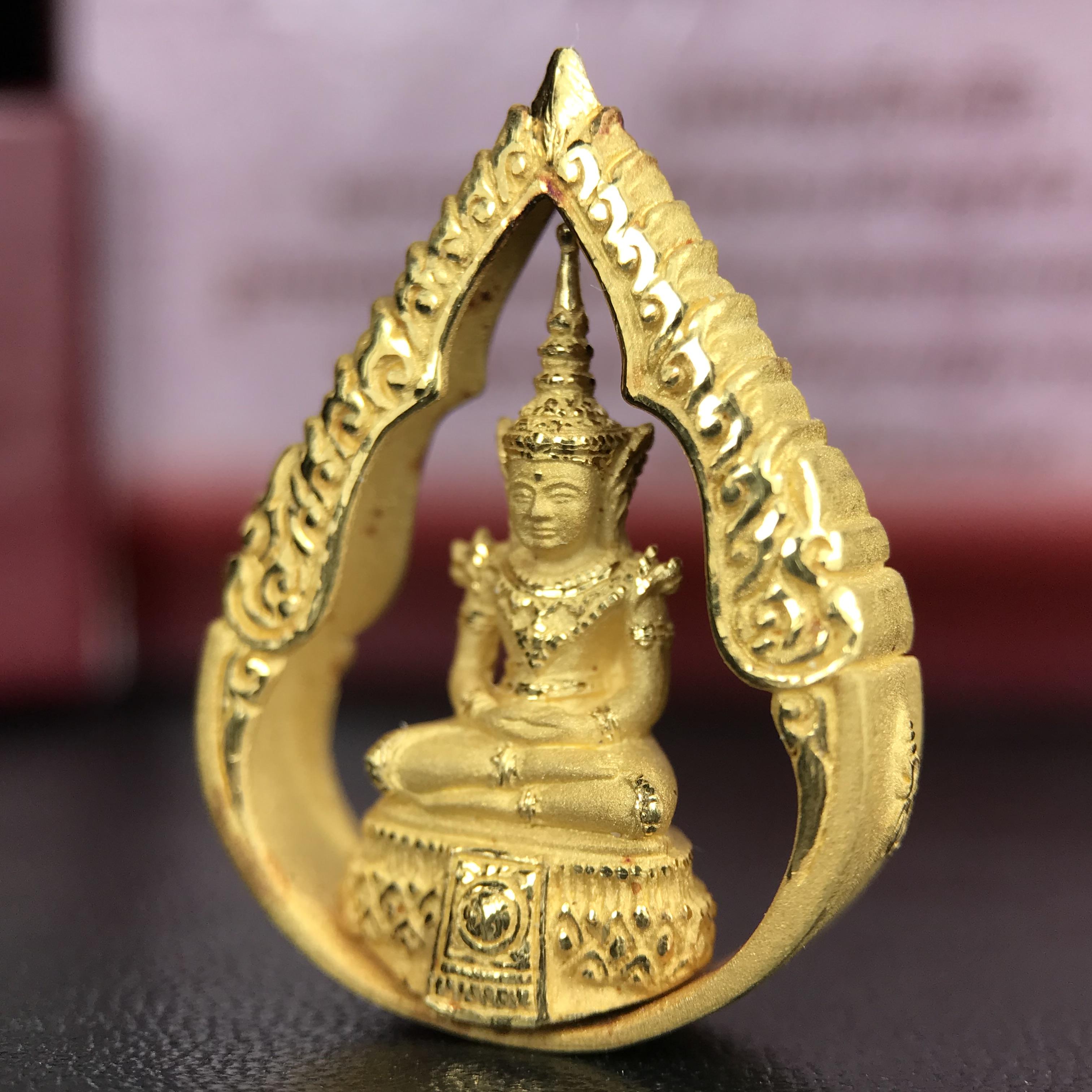 พระแก้วมรกต ภปร.(รุ่นแรก) ปี2545 รุ่นฉลองกรุงรัตนโกสินทร์ครบ 220 ปี พิมพ์ลอยองค์ทรงหยดน้ำ เนื้อทองคำบริสุทธิ์ 96.5%(11 กรัม) ขนาด 18*27 มม. พร้อมกล่องเดิมสวยครบสมบูรณ์(องค์หมายเลข ๙๙)(หมายเลขมงคลเจริญก้าวหน้าในทุกๆด้าน)สุดยอดมงคลแผ่นดินที่ควรเก็บรักษา