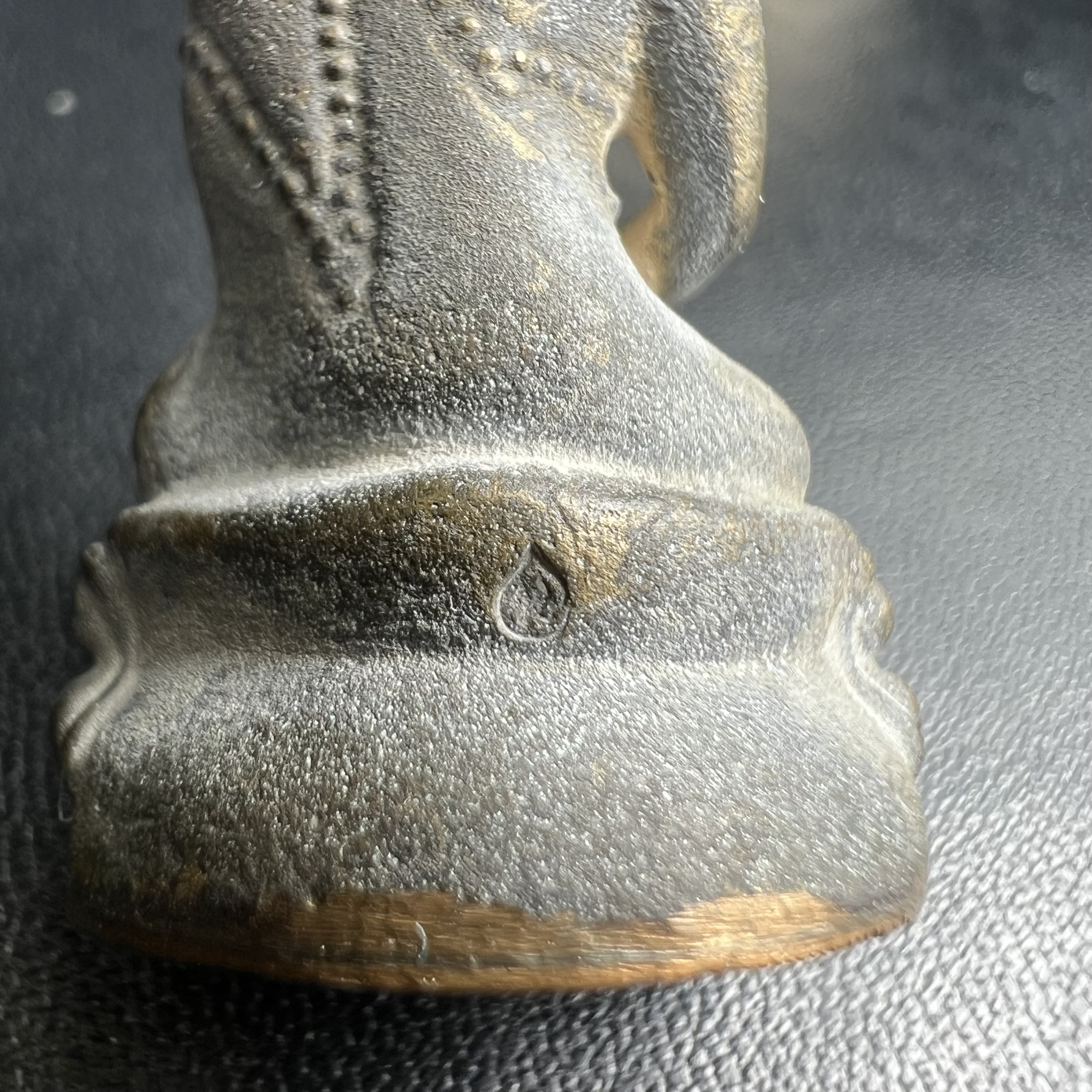 พระกริ่งชินบัญชรฉลองพระชันษา 100 ปี สมเด็จพระญาณสังวร วัดบวรนิเวศวิหาร ปี 2556 เนื้อนวโลหะผสมทองคำก้นทองแดง พิธีใหญ่ มวลสารเด่น นิยม(1 ใน 2556 องค์)