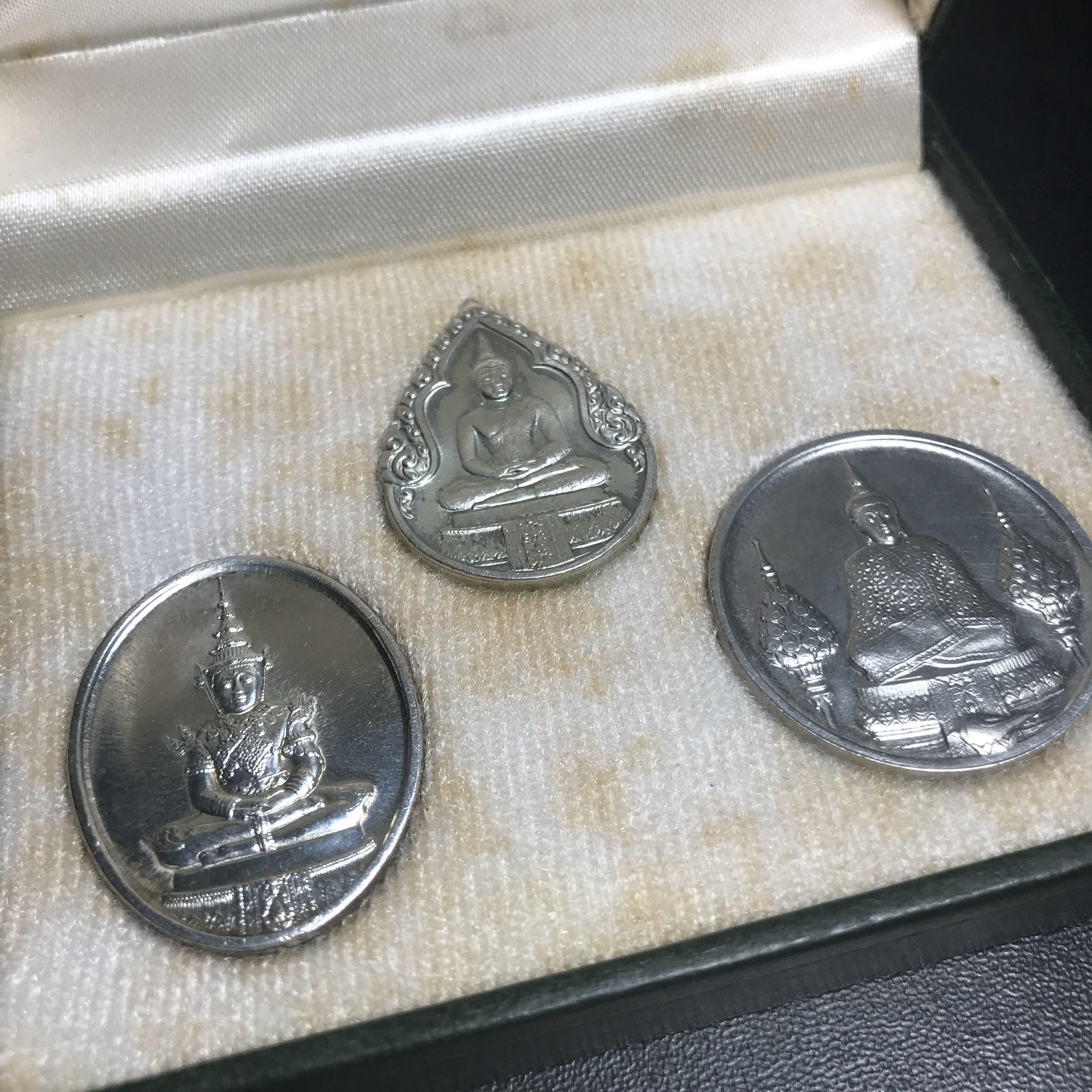 เหรียญพระแก้วมรกตหลัง ภปร ฉลองกรุงรัตนโกสินทร์ครบ 200 ปี พ.ศ.2525 เนื้อเงินกล่องบรรจุเดิมครบ3พิมพ์(บล็อกพระราชศรัธา)(ในหลวงรัชกาลที่9 เสด็จในพิธี)