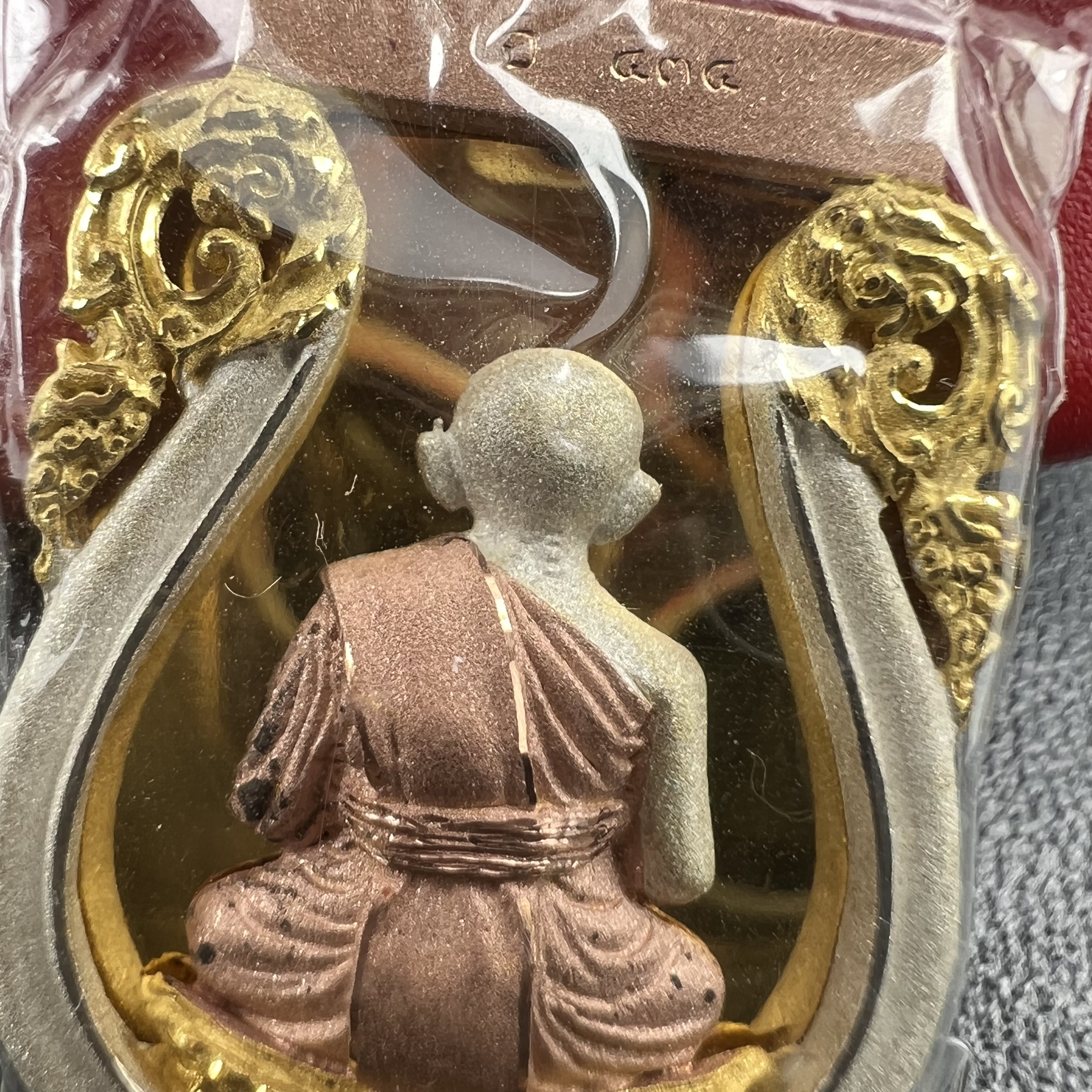 หลวงพ่อทวดเหยียบน้ำทะเลจืด รุ่นครบรอบกระทรวงกลาโหม 115 ปี พิธีปลุกเสก ณ มหาเจดีย์วัดพะโค๊ะ และบนเรือรบหลวงกองเรือยุทธการภาคที่ 2 กลางทะเล จังหวัดสงขลา ปี2545 เหรียญทรงเสมาเนื้อเงินสามกษัตริย์(ฉากพื้นหลังผิวกระจก) ตอกโค๊ตและหมายเลข ซีนซองเดิมกล่องบรรจุเดิม