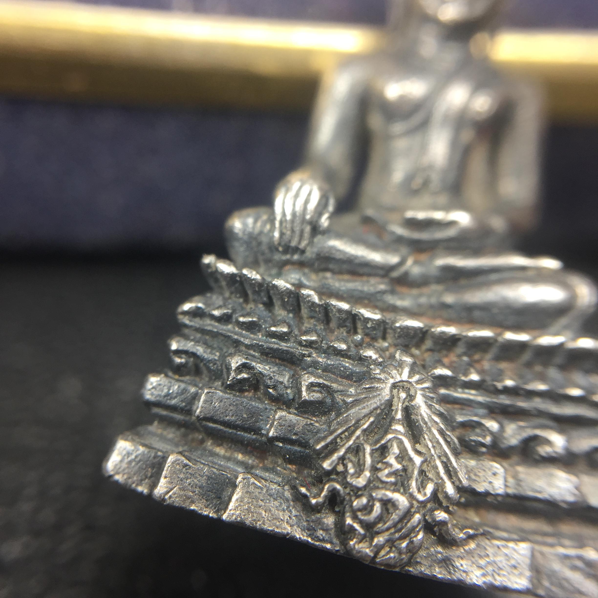 พระกริ่งพระพุทธชินสีห์ ภปร ทันโตเสฏโฐ ปี 2533 เนื้อเงิน (วัตถุมงคลหนึ่งเดียวที่บรรจุพระทนต์(ฟัน)ในหลวงรัชกาลที่9 พระราชทานให้จัดสร้าง)(1ใน1999องค์)