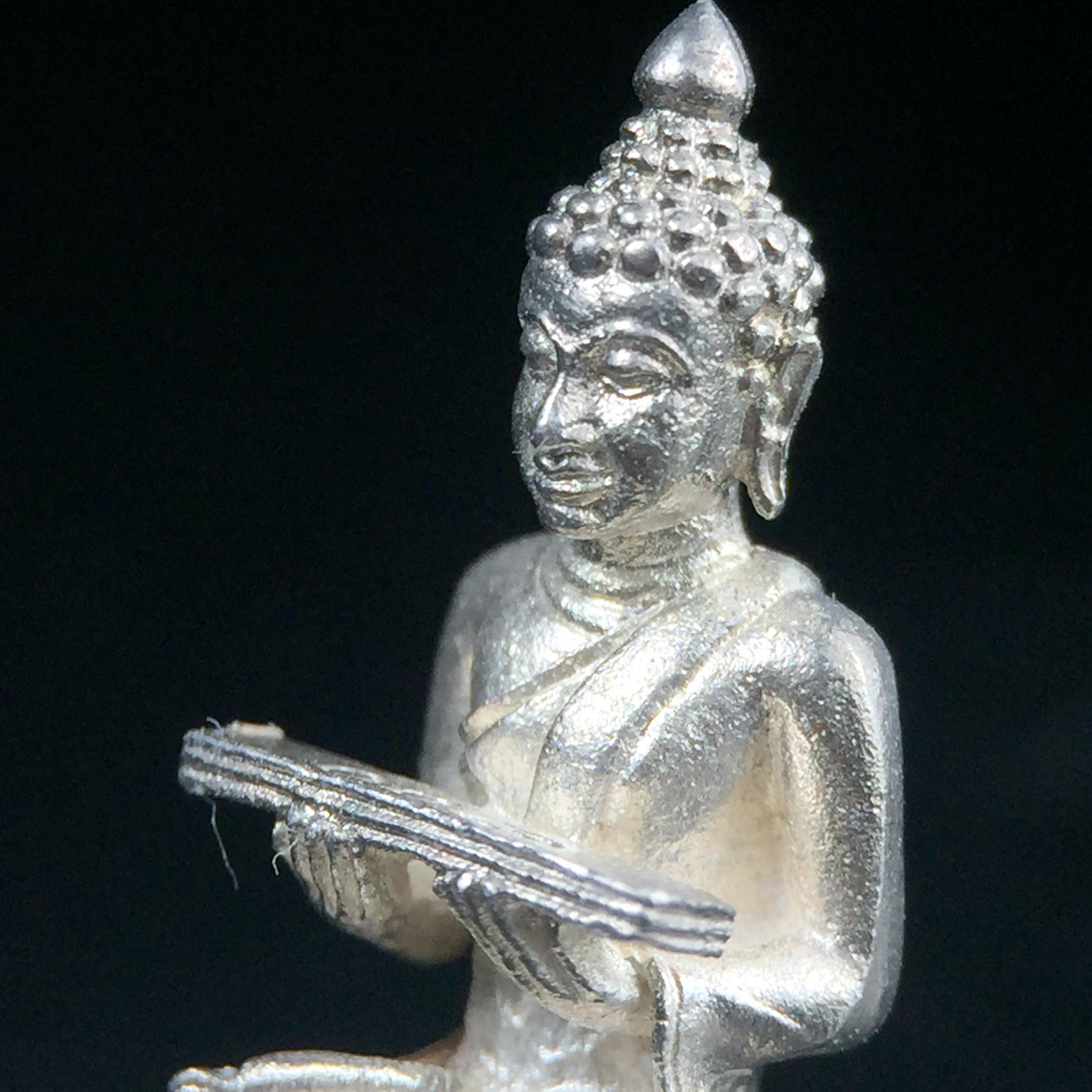 พระกริ่งปรมานุชิตชิโนรส วัดพระเชตุพนวิมลมังคลาราม(วัดโพธิ์) ปี2533 เนื้อเงิน ( ในหลวงรัชกาลที่9เสด็จเททอง)พิธีใหญ่ งดงามด้วยพุทธศิลป์เปี่ยมด้วยพุทธคุณ อีกหนึ่งรุ่นที่แนะนำสะสมบูชา