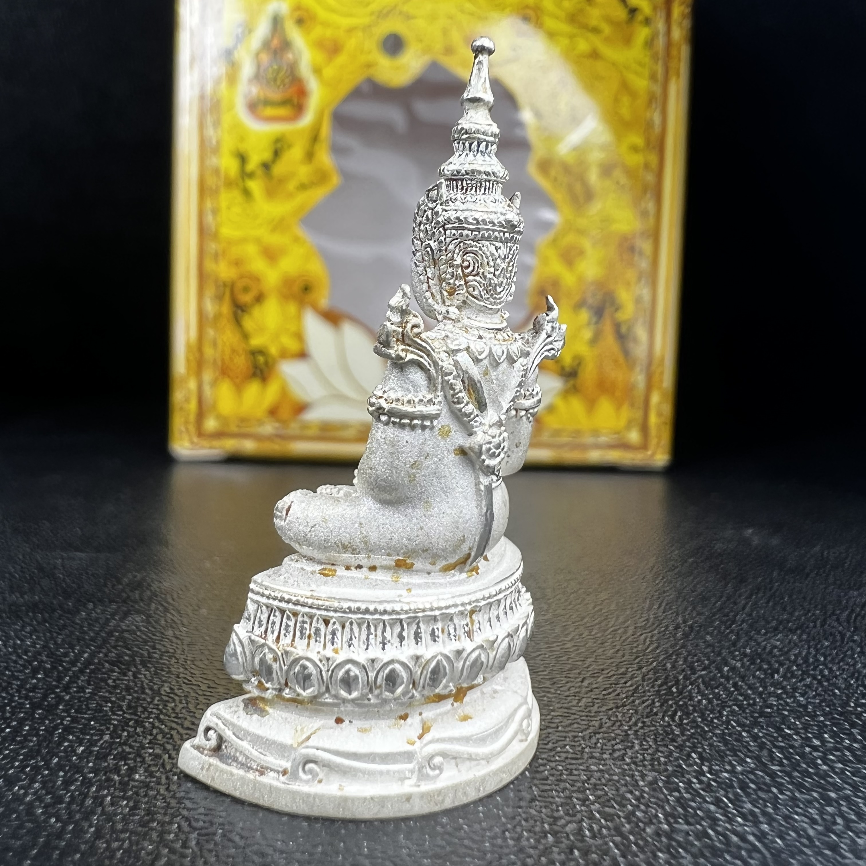 พระแก้วมรกต(จำลอง)ลอยองค์ ขนาดหน้าตัก 1/2 นิ้ว ทรงเครื่องฤดูร้อน เนื้อเงิน ตราสัญลักษณ์ฉลองสิริราชสมบัติ ครบ 60 ปี พ.ศ.2549(สภาพสวย ครบ สมบูรณ์))