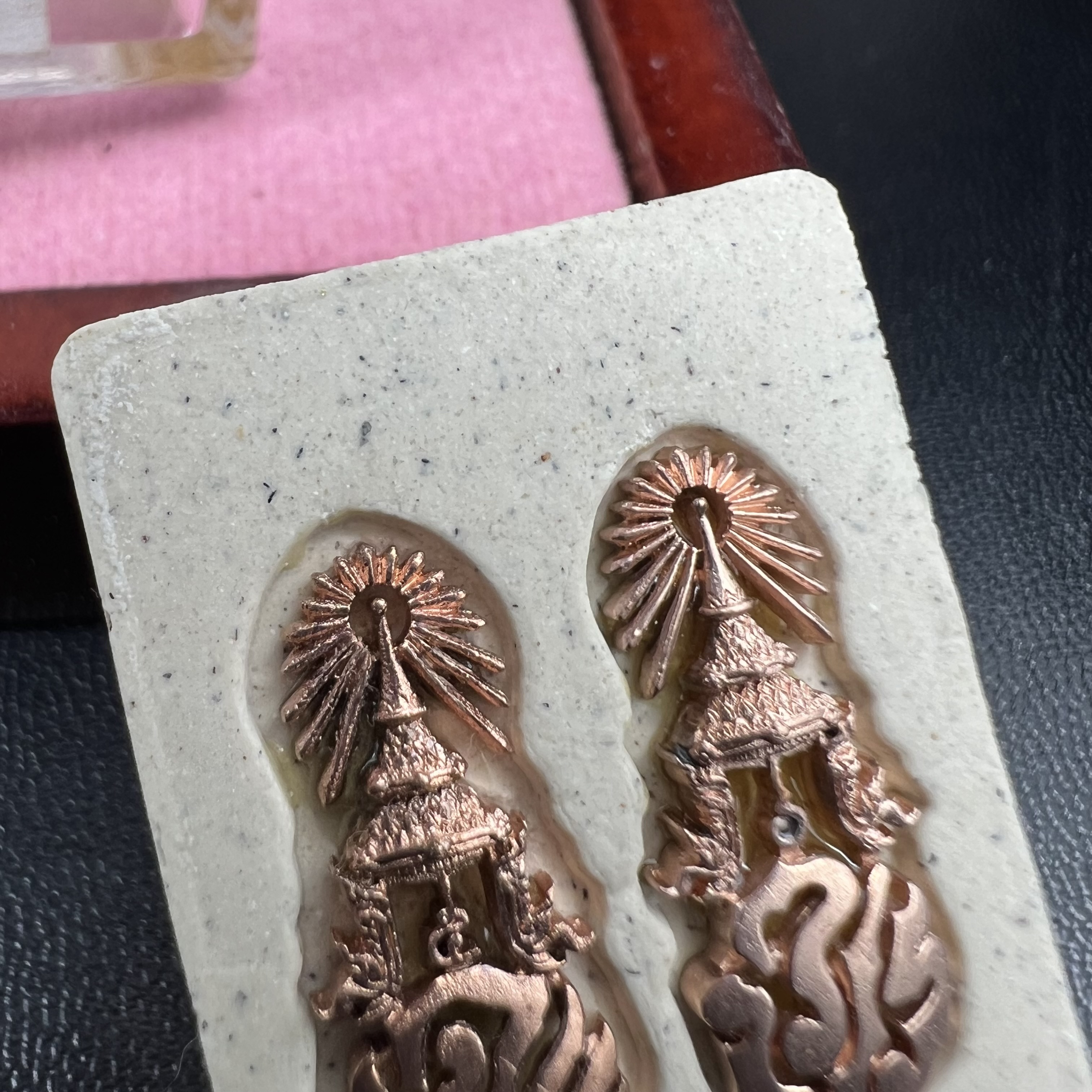 พระนิรันตรายสองกษัตริย์ มหาพุทธานุภาพแห่งแผ่นดิน ปี2552 "พระผู้ปกป้องคุ้มครองจากภัยอันตรายทั้งปวง" พระผงพิมพ์สมเด็จหน้าปัดทอง สีครีมด้านหลังฝังนวโลหะชุบนาก เชิญอักษรพระปรมาภิไธยสองกษัตริย์(จปร.และ วปร.) พร้อมกล่องบรรจุเดิมครบชุด