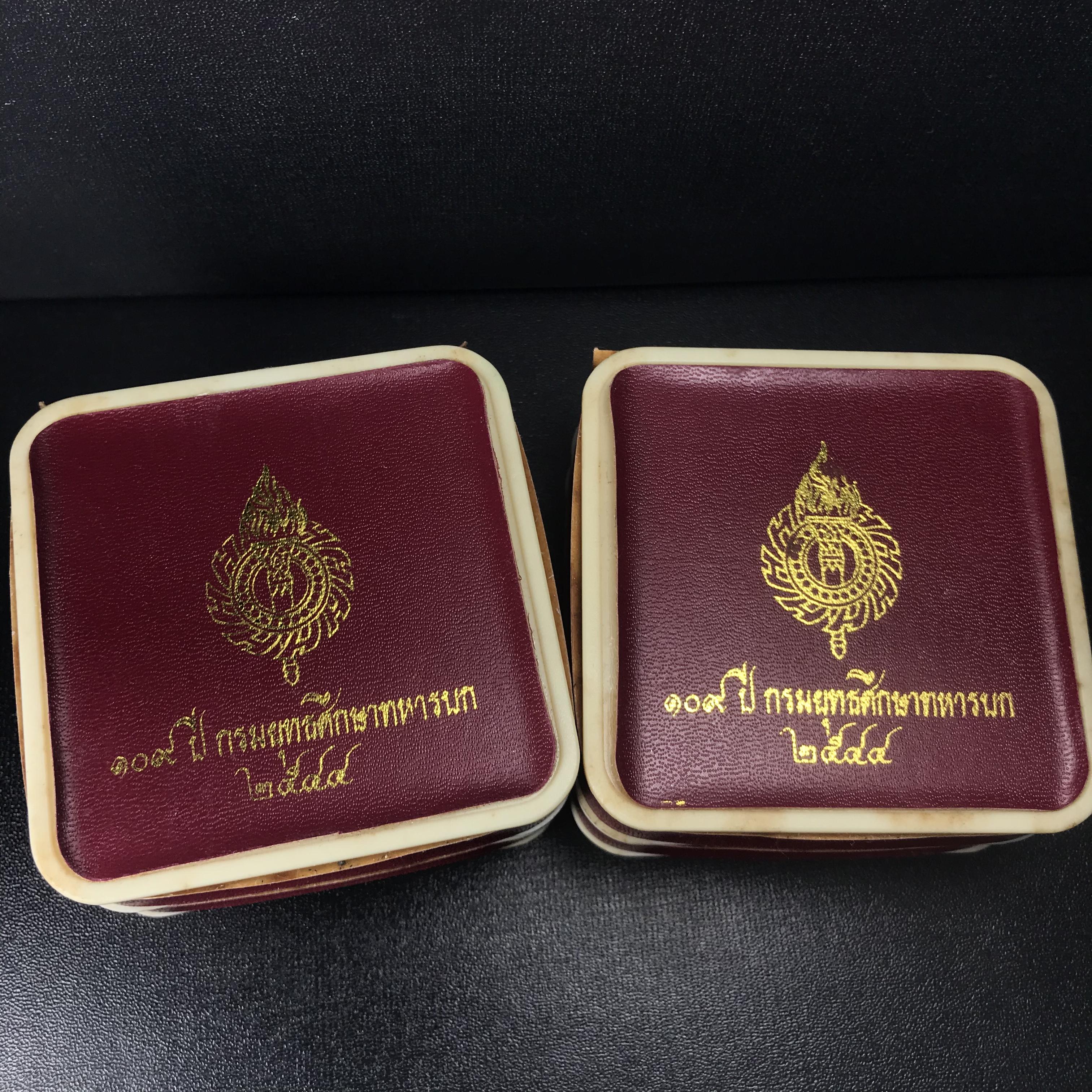 เจ้าพ่อเสือนั่งบัลลังค์ (ตั่วเหล่าเอี๊ย) เนื้อเงินสามกษัตริย์ ลอยองค์ (พิมพ์ใหญ่) รุ่น รักษ์แผ่นดิน ปี 2544 งานแพรนด้าจิวเวลรี่ สวย งดงาม (เทพศักดิ์สิทธิ์ที่คอยปกป้องอภิบาล และปราบปรามศัตรู)