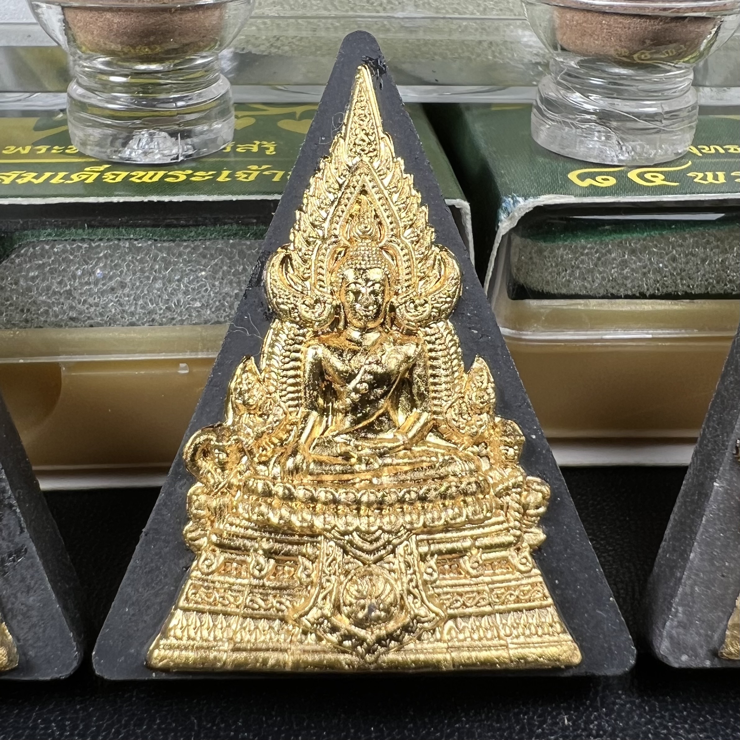 พระพุทธชินราช(จำลอง)ภปร. 84พรรษา เนื้อผงปิดทองด้านหน้า หลัง ภ.ป.ร. เนื้อทองคำ+เนื้อเงินชุบทองคำขาว+เนื้อทองแดง(1ชุด 3องค์)(พระราชทานมวลสาร จิตรลดาและเส้นพระเจ้า(เส้นผม)ในหลวงรัชกาลที่9)พุทธศิลป์ทรงคุณค่าอีกหนึ่งรุ่นยอดนิยม
