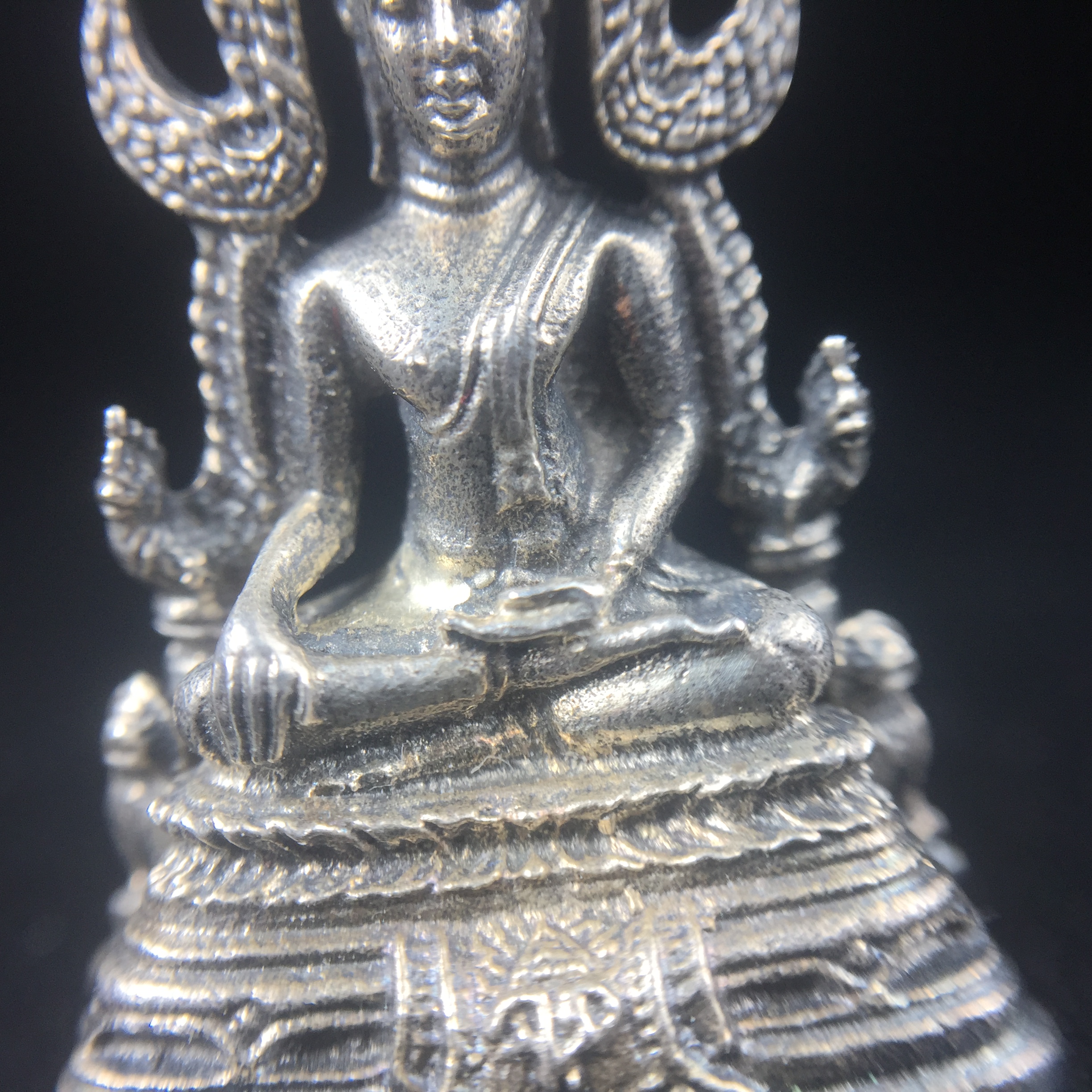 พระกริ่งพระพุทธชินราช มวก. วัดเบญจมบพิตร ปี 2519 เนื้อเงินสภาพสวยผิวเดิม หมายเลข687(ในหลวงรัชกาลที่9และราชินีเสด็จฯเททอง)(พิธีใหญ่ เกจิอาจารย์ในยุคยอดนิยมร่วมปลุกเสก)