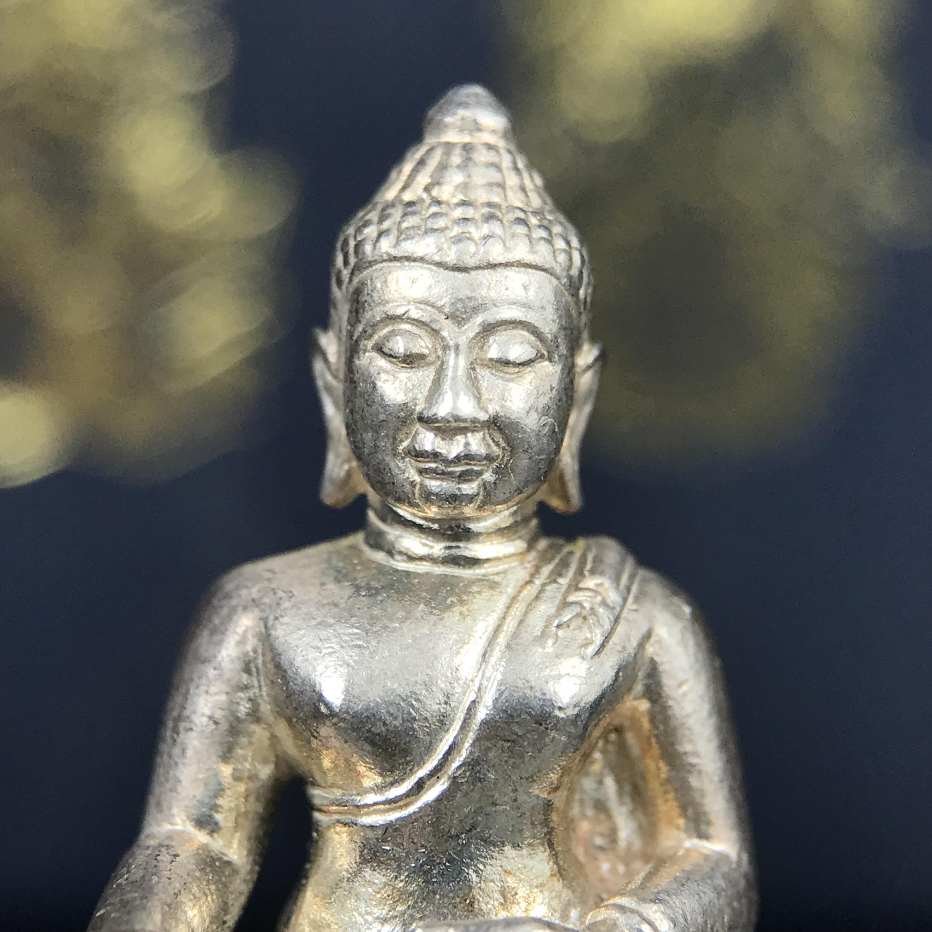 พระกริ่งพระพุทธนรสีห์ จปร.+ภปร. ครบรอบ 100 ปี ธนาคารไทยพาณิชย์ ปี 2550 พระกริ่งเนื้อเงิน(หายาก)(พุทธศิลป์งดงาม)ด้านหน้าฐานประดับด้วยตราสัญลักษณ์ "จปร" และ "ภปร" (องค์เนื้อเงินสร้างน้อย พบเจอน้อยหายาก)1 ใน 2500 องค์