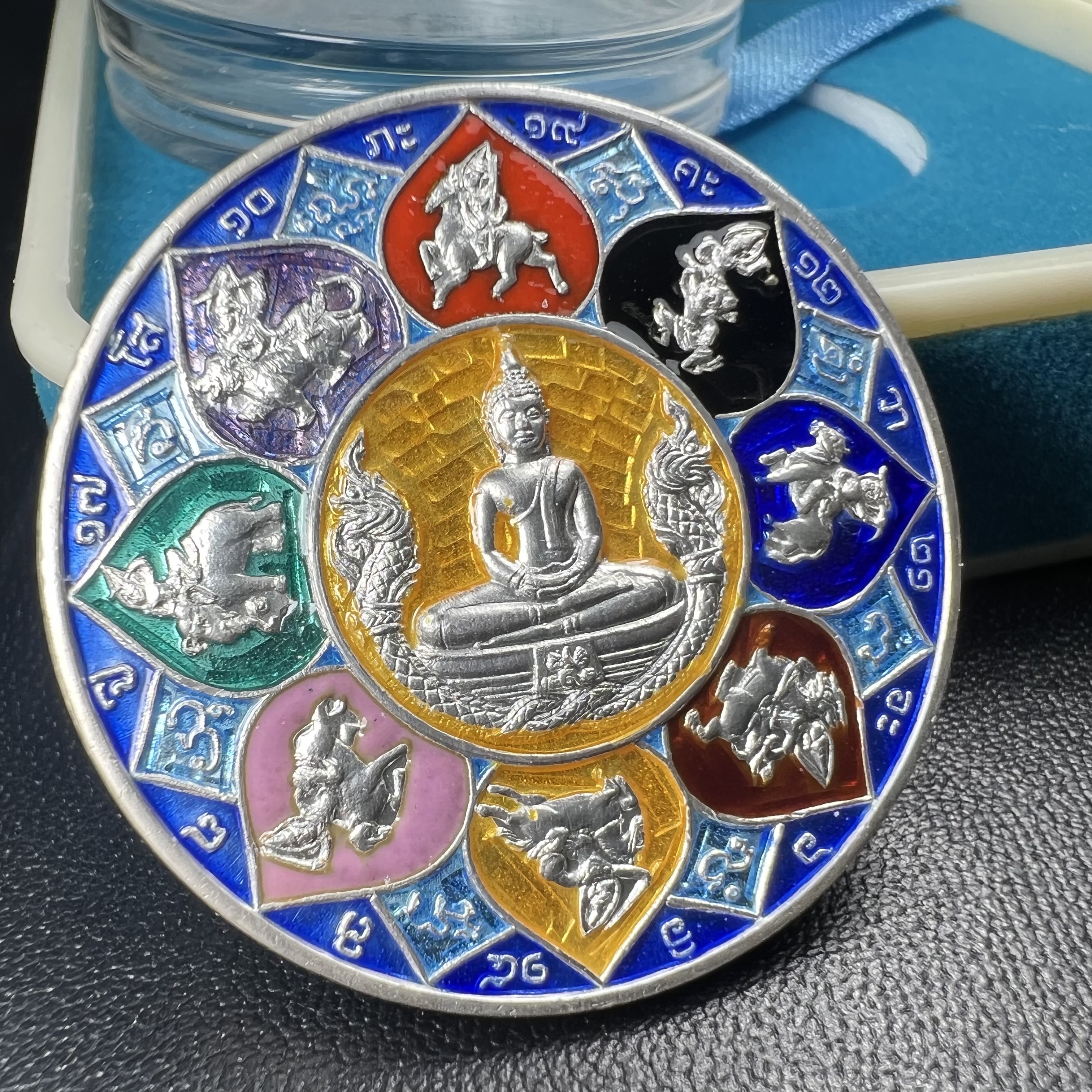 เหรียญหลวงพ่อโสธร รุ่นดวงชะตาคู่ชีวิต พิธีมหาจักรพรรดิตราธิราชครั้งยิ่งใหญ่ พิธีสวดนพเคราะห์เพื่อความเป็นสิริมงคล ปี 2547 ณ พระอุโบสถวัดโสธรวรารามวรวิหาร จ.ฉะเชิงเทรา เนื้อเงินลงยาราชาวดี ขนาด 3.2 ซม.พร้อมกล่องบรรจุเดิมสภาพสวยครบสมบูรณ์