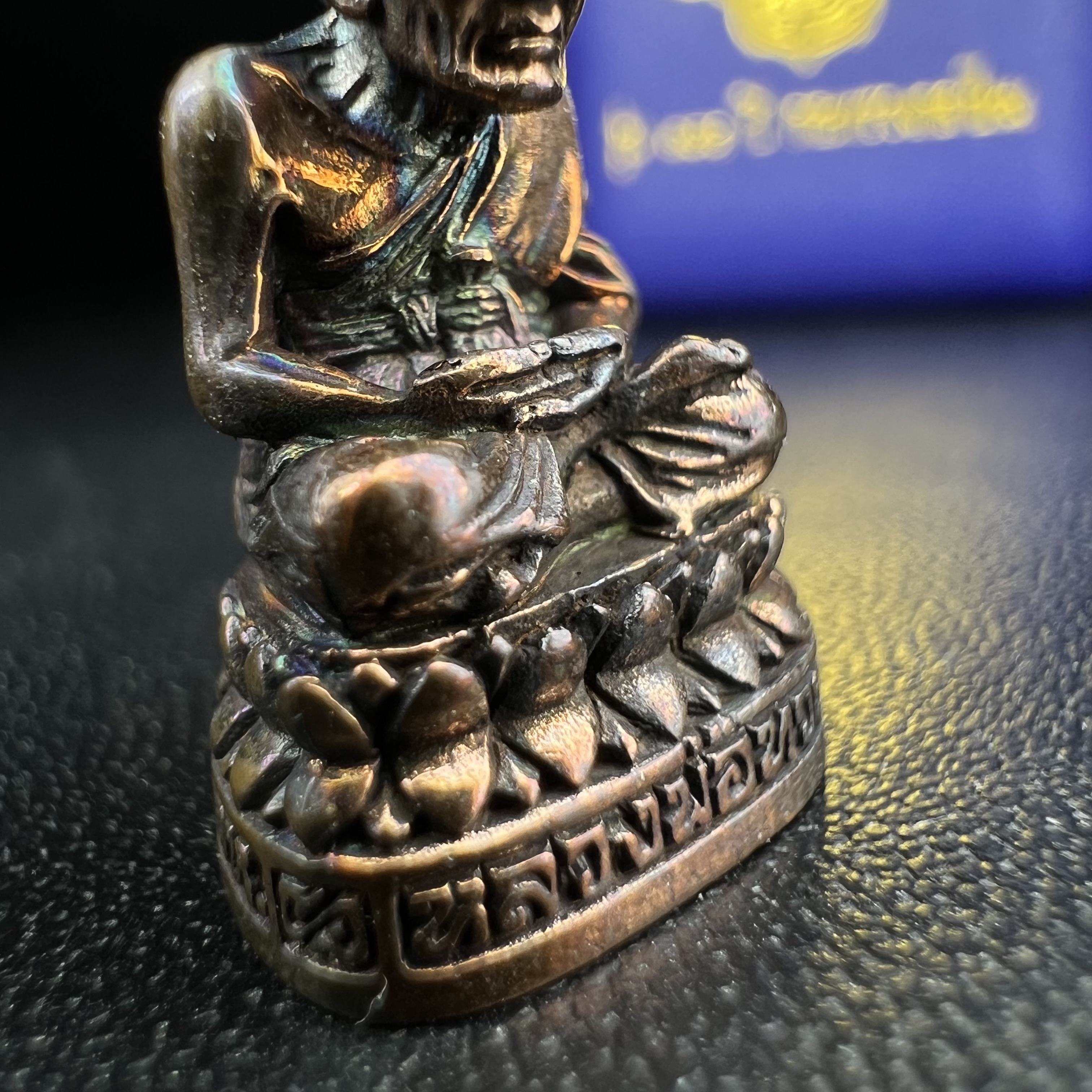 รูปเหมือนหล่อลอยองค์หลวงปู่ทวด รุ่น 111ปี กระทรวงกลาโหม เนื้อนวโลหะรมดำ-ปัดเงา ปี2540 พิธีใหญ่ เข้มขลัง นิยม พร้อมกล่องบรรจุเดิม(คัดสภาพสวยผิวเทพๆผิวรุ้งๆ)ทั้งพิธีทั้งพุทธศิลป์ทรงคุณค่าอีกหนึ่งรุ่นยอดนิยม