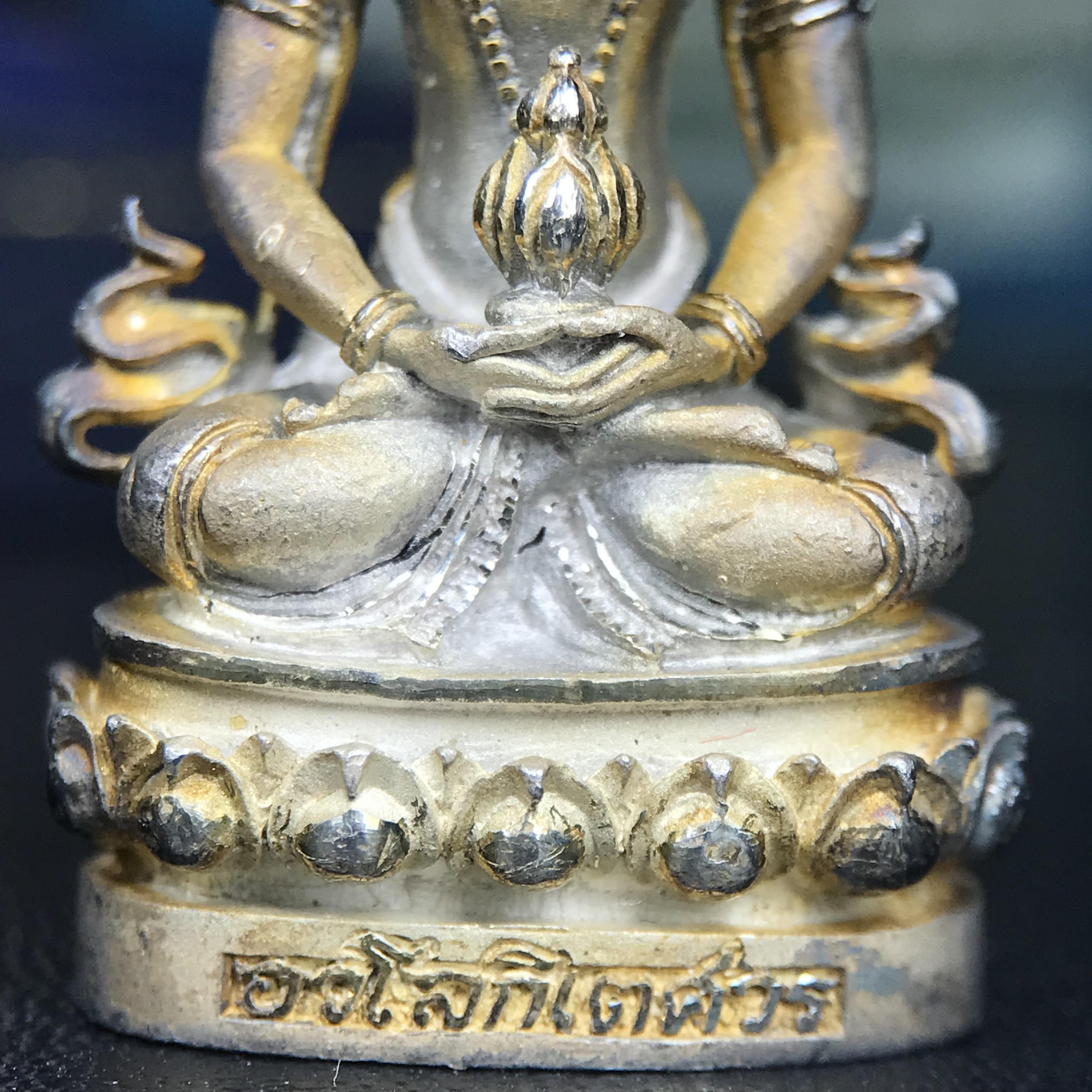 พระกริ่งอวโลกิเตศวร ( เจ้าแม่กวนอิม ) วัดโพธิ์แมนคุณาราม รุ่นอุดมโภคทรัพย์ พ.ศ.2539 เนื้อเงินพ่นทราย(ผิวเดิม ขึ้นสีรุ้งธรรมชาติ แบบนิยม เสน่ห์ของพระเนื้อเงิน) (พร้อมกล่องบรรจุการ์ดใบรับรองเดิมครบ)(อีกหนึ่งรุ่นยอดนิยม พุทธศิลป์สวยงดงาม)หายาก 1 ใน 5000 องค์