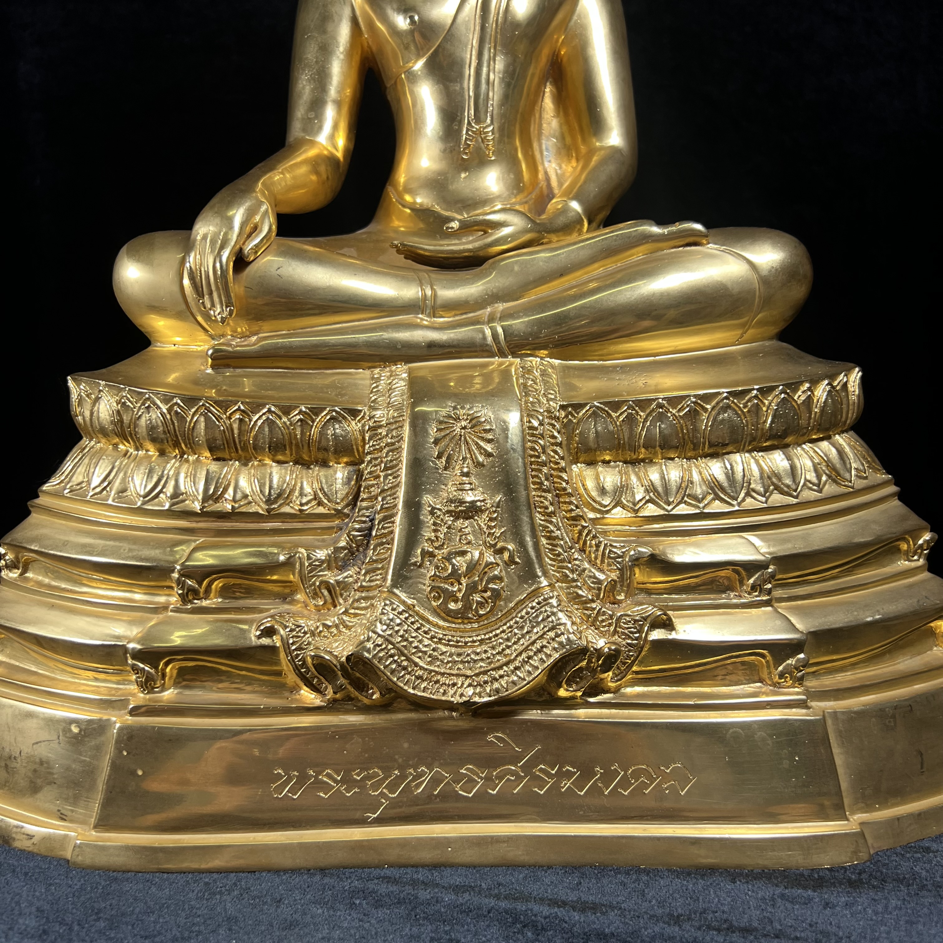 พระบูชาพระพุทธศิรมงคล ภปร. วัตถุมงคลคุ้มเกล้า ปี 2524 ของมูลนิธิคุ้มเกล้า โรงพยาบาลภูมิพลจัดสร้าง ขนาดหน้าตัก 9นิ้ว(ในหลวงรัชกาลที่9 ทรงจุดไฟพระฤกษ์และเททอง พิธีใหญ่)ยอดนิยมหายาก