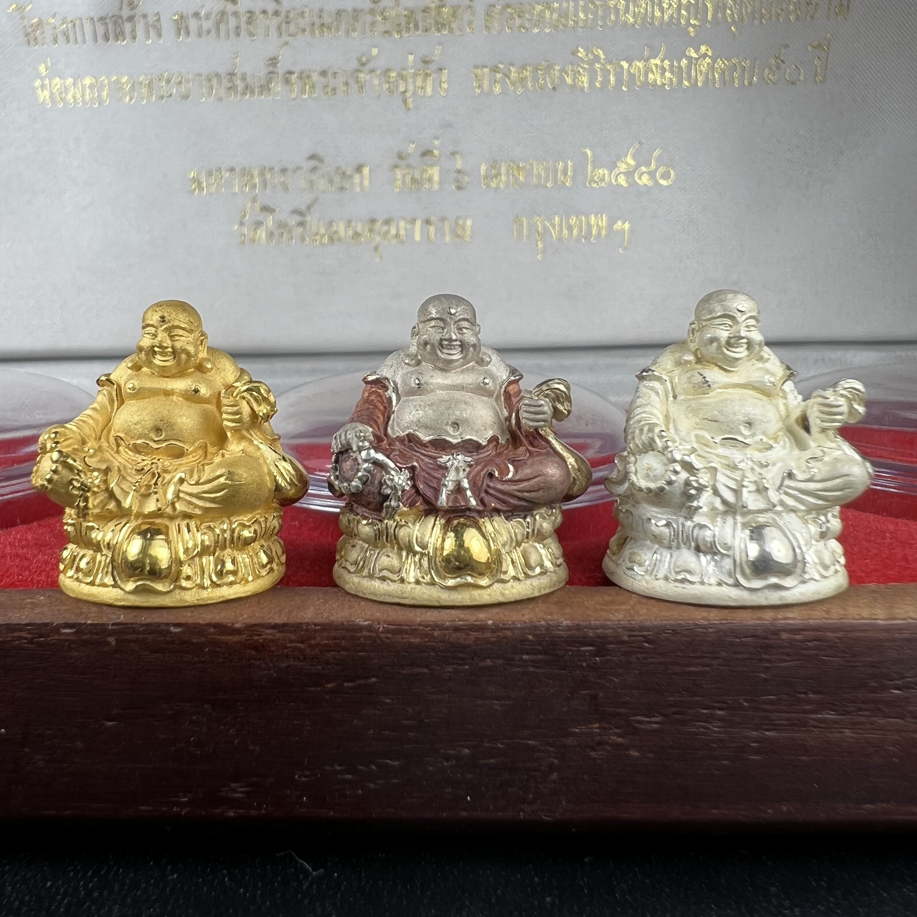 รูปหล่อลอยองค์ พระศรีอริยะเมตตรัยโพธิสัตว์(พระสังกัจจายน์)ชุดทองคำ(เนื้อทองคำ(15.44 กรัม)+เนื้อเงินสามกษัตริย์+เนื้อเงิน) โครงการสร้าง พระศรีอริยะเมตตรัยมหาโพธิสัตว์ น้อมถวายพระบาทสมเด็จพระเจ้าอยู่หัว ทรงครองศิริราชสมบัติครบ 50 ปี วัดโพธิ์แมนคุณาราม