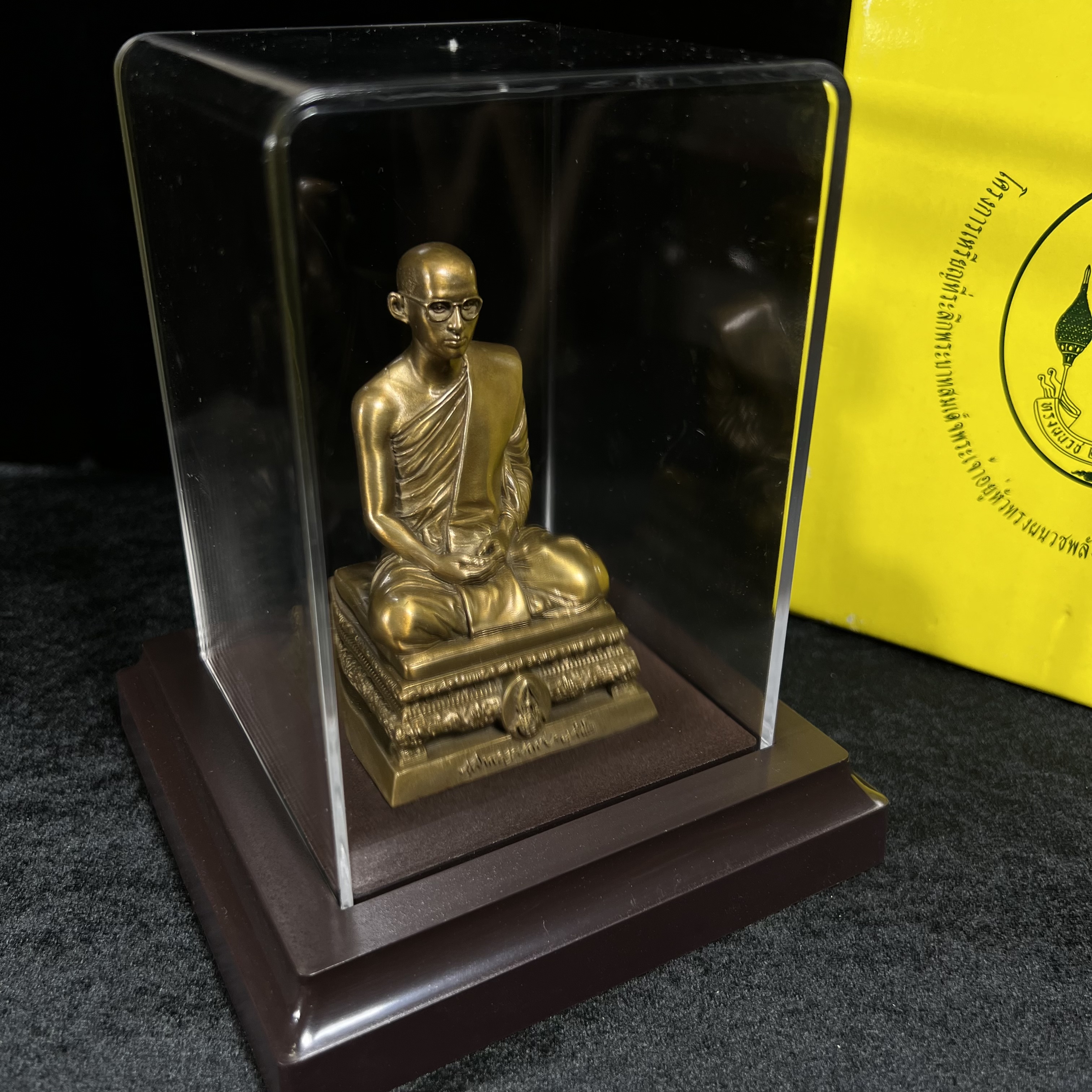 พระบรมรูปพระบาทสมเด็จพระเจ้าอยู่หัวรัชกาลที่9 ทรงผนวช(หน้าตัก2นิ้ว) เนื่องในโอกาสมหามงคลเฉลิมพระชนมพรรษา 7 รอบ 84 พรรษา 5 ธันวาคม 2554 (ใต้ฐานบรรจุผงจิตรลดามหามงคล และเส้นพระเจ้า ร.9)(คัดสภาพสวย แบบนิยม พร้อมครอบกล่องเดิมครมสมบูรณ์)