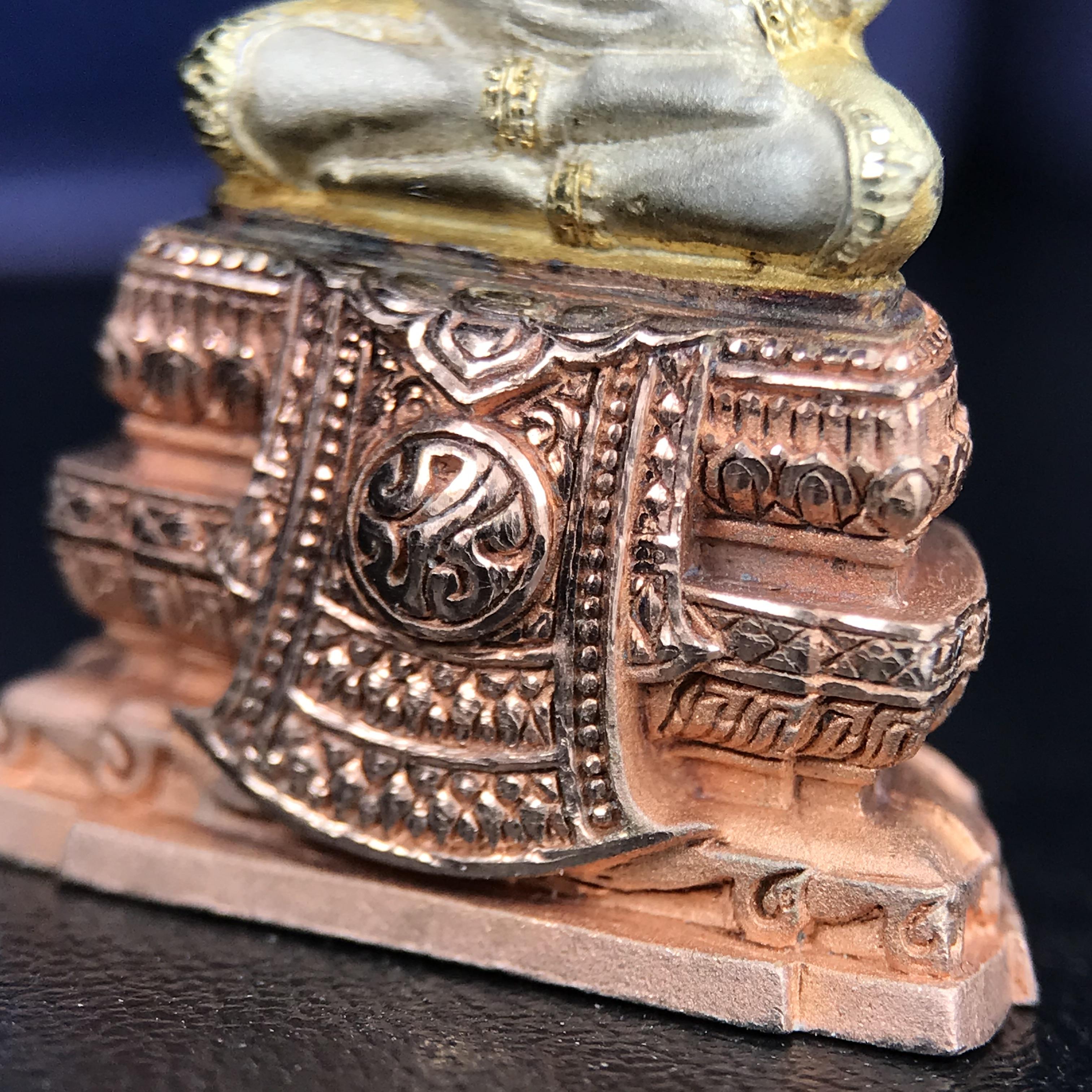 พระแก้วมรกต ภปร. ปี 2547 จัดสร้างโดยโรงพยาบาลภูมิพลอดุลยเดช เนื้อเงิน(3 กษัตริย์) ลอยองค์ หน้าตัก 1/2 นิ้ว สูง 3.7 ซม.พิธีมหามังคาภิเษก ณ พระอุโบสถวัดพระศรีรัตนศาสดาราม(วัดพระแก้ว) งดงามทรงคุณค่าอีกหนึ่งรุ่นยอดนิยม หายาก(องค์หมายเลข ๑๔๑๖)