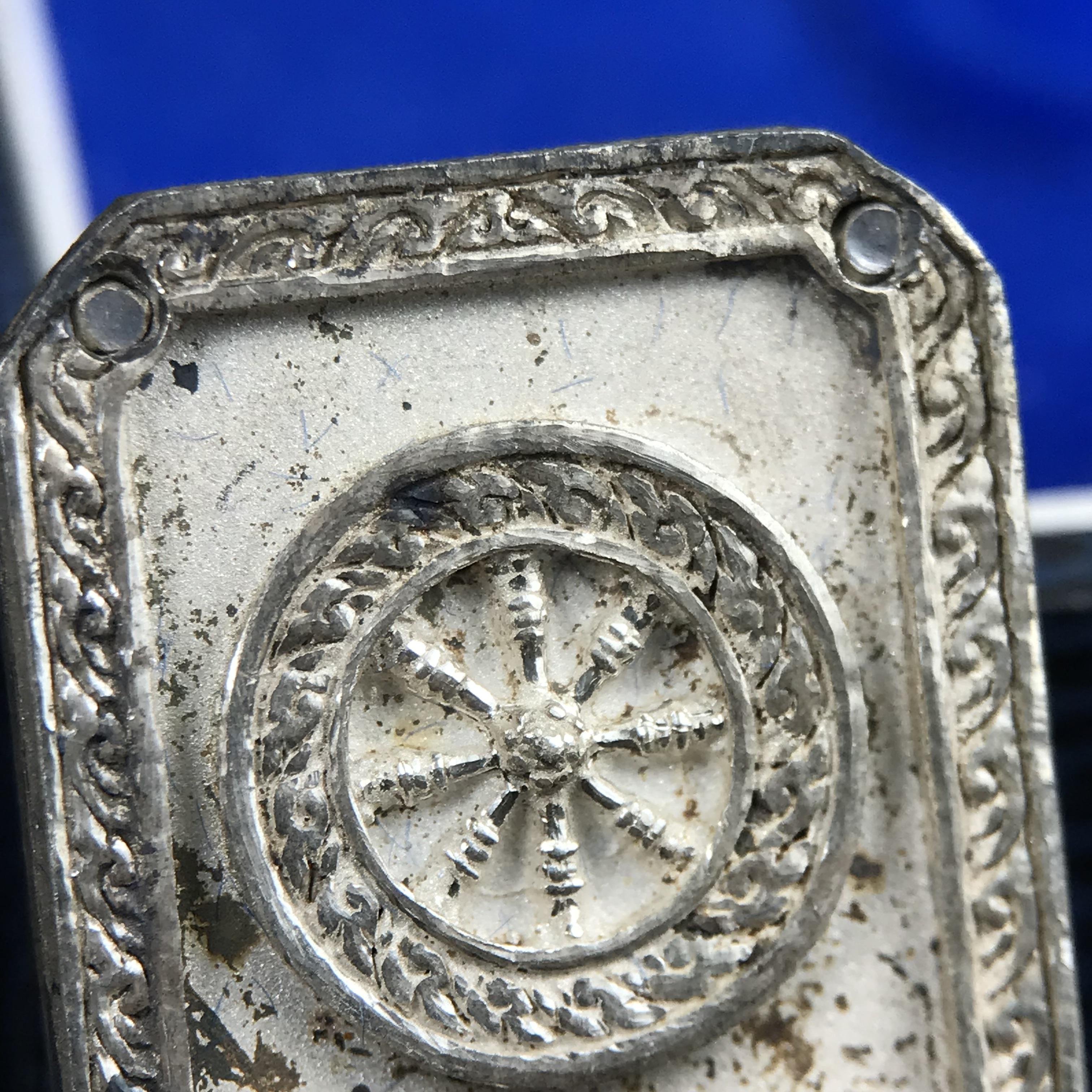 พระพุทธโสธร(หลวงพ่อโสธร) รุ่นสร้างอุโบสถ พิธีมหาพุทธาภิเษก ณ พระอุโบสถวัดโสธรวรารามวรวิหาร ปี 2539 เนื้อเงินทรายนวลขัดเงาบางส่วน พิมพ์แปดเหลี่ยม(หายากสร้างน้อย)กล่องบรรจุเดิมครบสมบูรณ์สวยงดงาม(เนื้อเงินผิวเดิมรุ้งสวยสวย องค์หมายเลขสวย ๗๔๔๕)