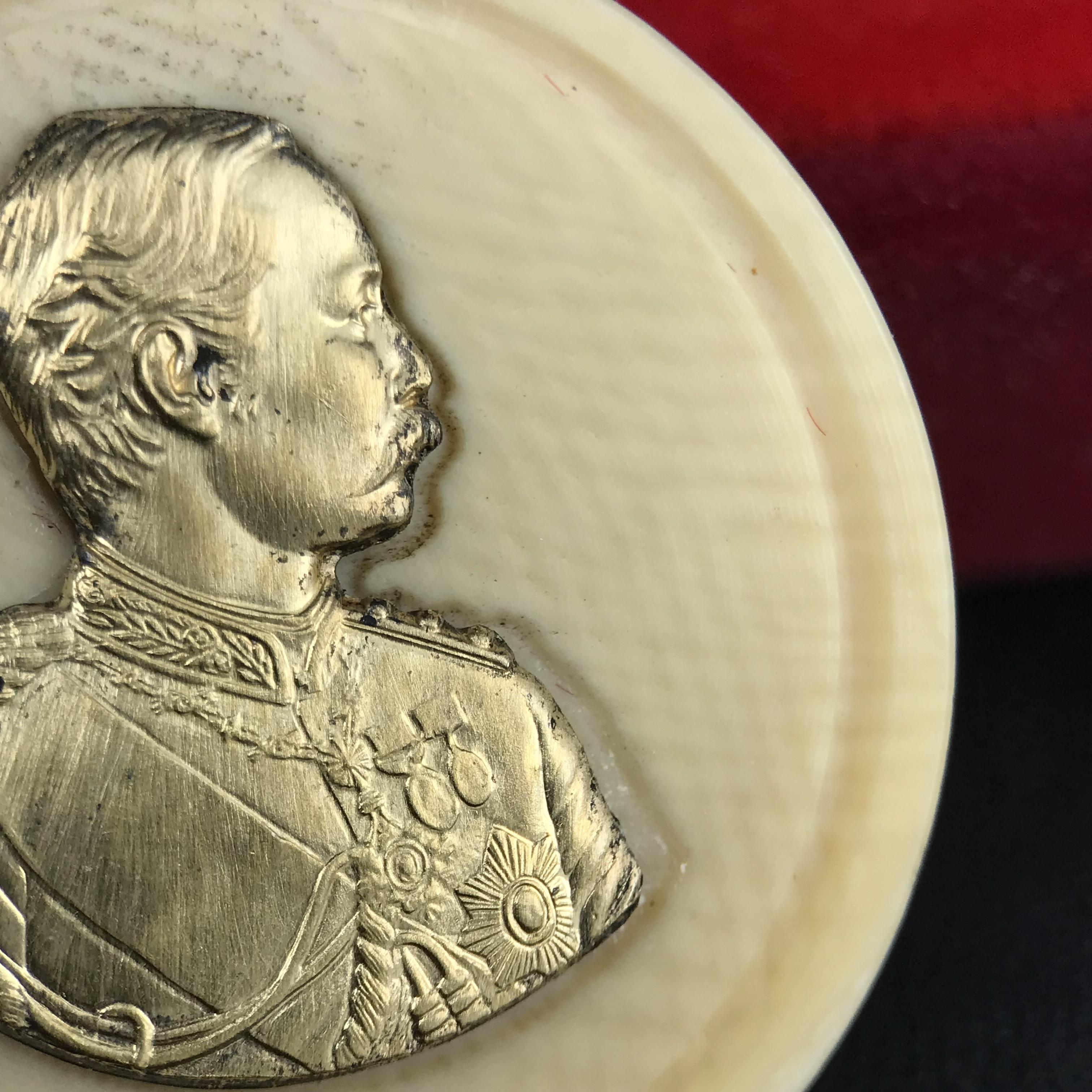 เหรียญรัชกาลที่ 5 คชสารหมื่นปี หลวงพ่ออุตตมะ วัดวังก์วิเวการาม ปี 2540 พิมพ์ใหญ่ขนาด 3.0 ซม. หน้ากากทองคำบริสุทธิ์ 99.99% (ผิวสวยเดิม)พร้อมกล่องบรรจุเดิมครบ(ควรคู่ผู้รู้คุณค่า ด้วยวัตถุมงคล เสริมบุญญาบารมี)