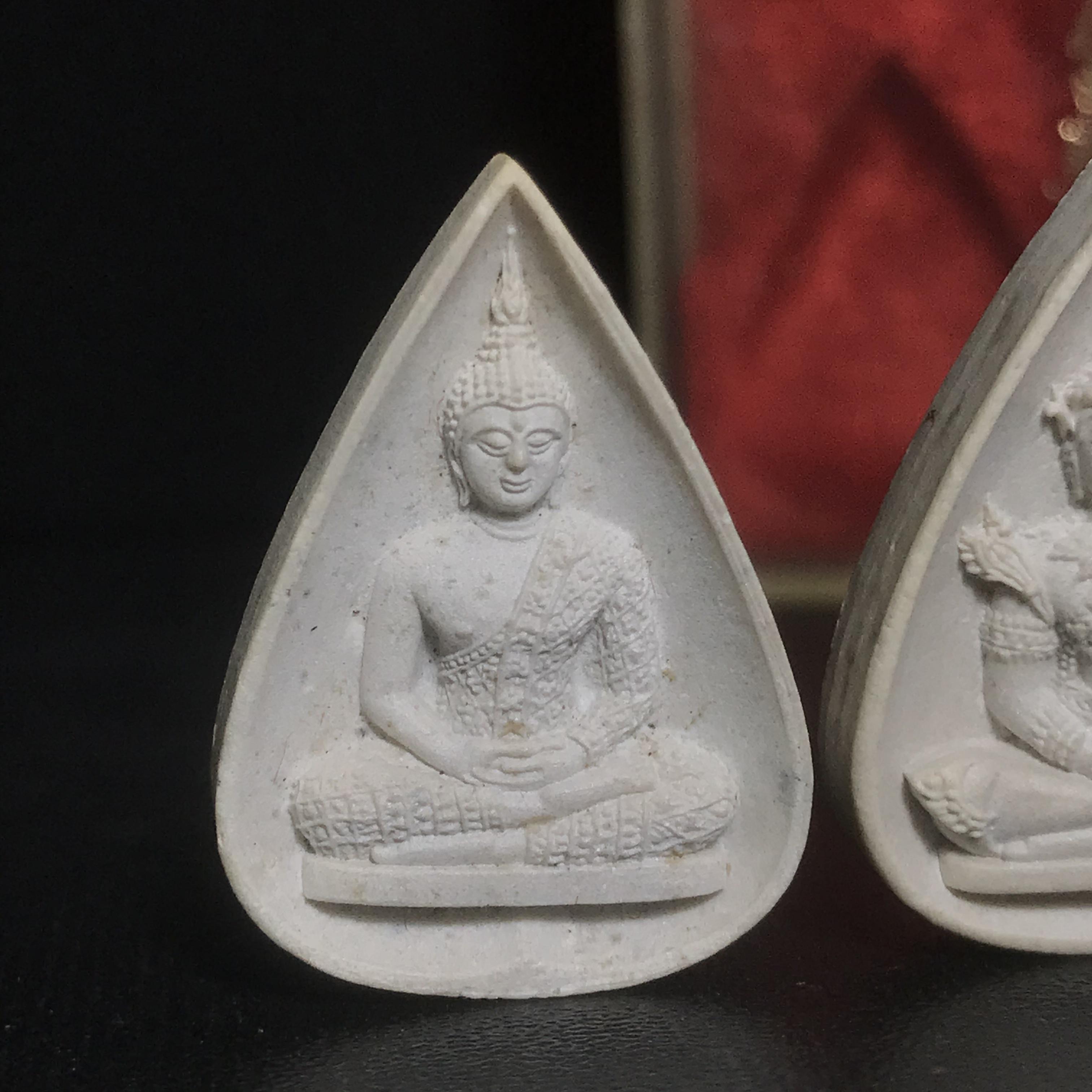 พระแก้วมรกต หลัง ภปร. เนื้อผง ปี2530 พระดี พิธีใหญ่ ประกอบพิธีพุทธาภิเษกพร้อมกับพิธีพระกริ่งปวเรศ ปี2530 วัดบวรนิเวศและวัดพระแก้ว(ครบชุดสามฤดูกล่องเดิมครบ)หายาก