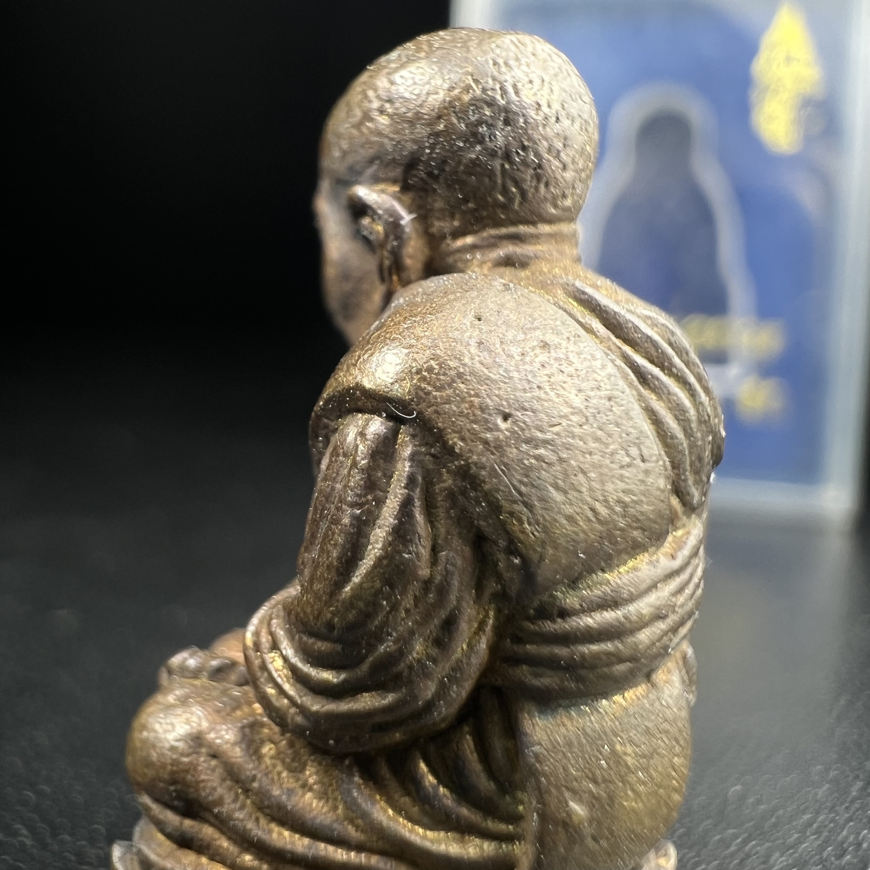 หลวงพ่อทวด พระนามาภิไธย สก. วัดห้วยมงคล จ.ประจวบคีรีขันธ์ ปี 2544(รุ่นแรก) รูปหล่อลอยองค์ ขนาดห้อยคอ หน้าตัก 1.5 ซม. พิมพ์ลอยองค์เนื้อสัตตะโลหะหล่อโบราณ(โลหะผสมรมดำ)(คัดสภาพสวยสมบูรณ์)(คุ้มครองปลอดภัย แคล้วคลาด พิธีใหญ่ มวสสารดี)