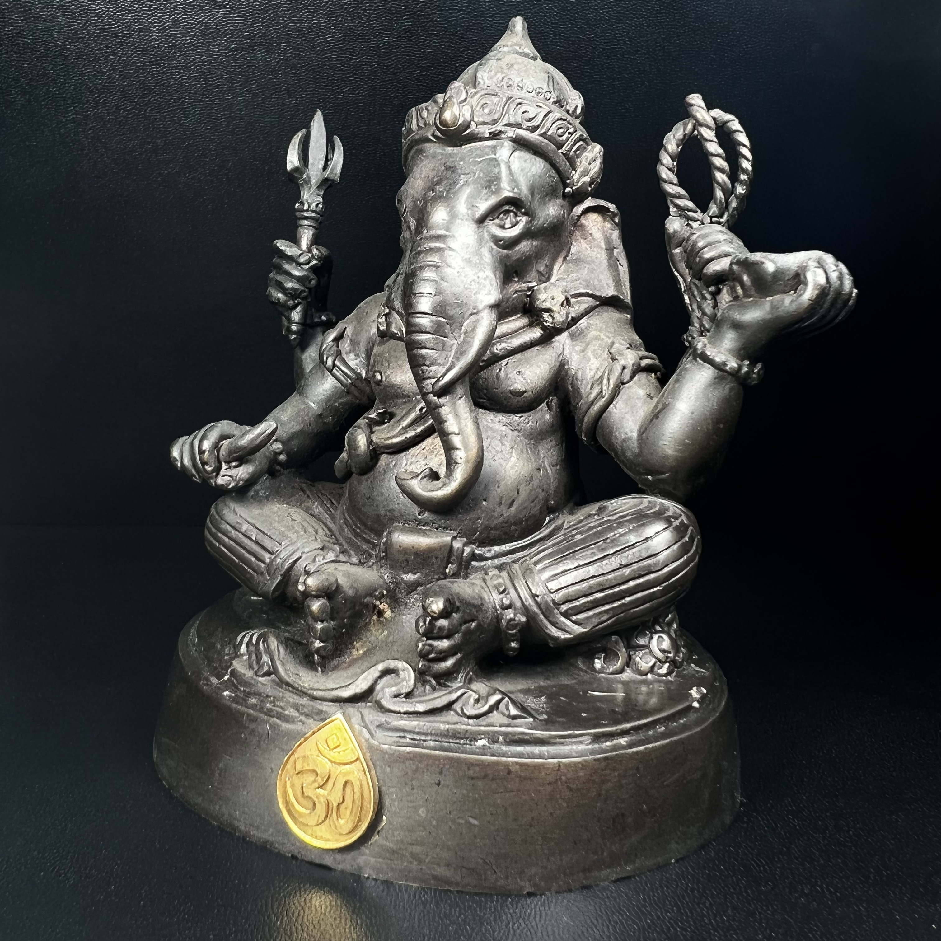 พระพิฆเนศ กรมศิลปากร ปี2547 ขนาดบูชาหน้าตัก 3 นิ้ว โลหะผสมเนื้อดี มีโค๊ดหมายเลขกำกับNo.821 (1 ใน 5000 องค์)รุ่นยอดนิยมหายาก