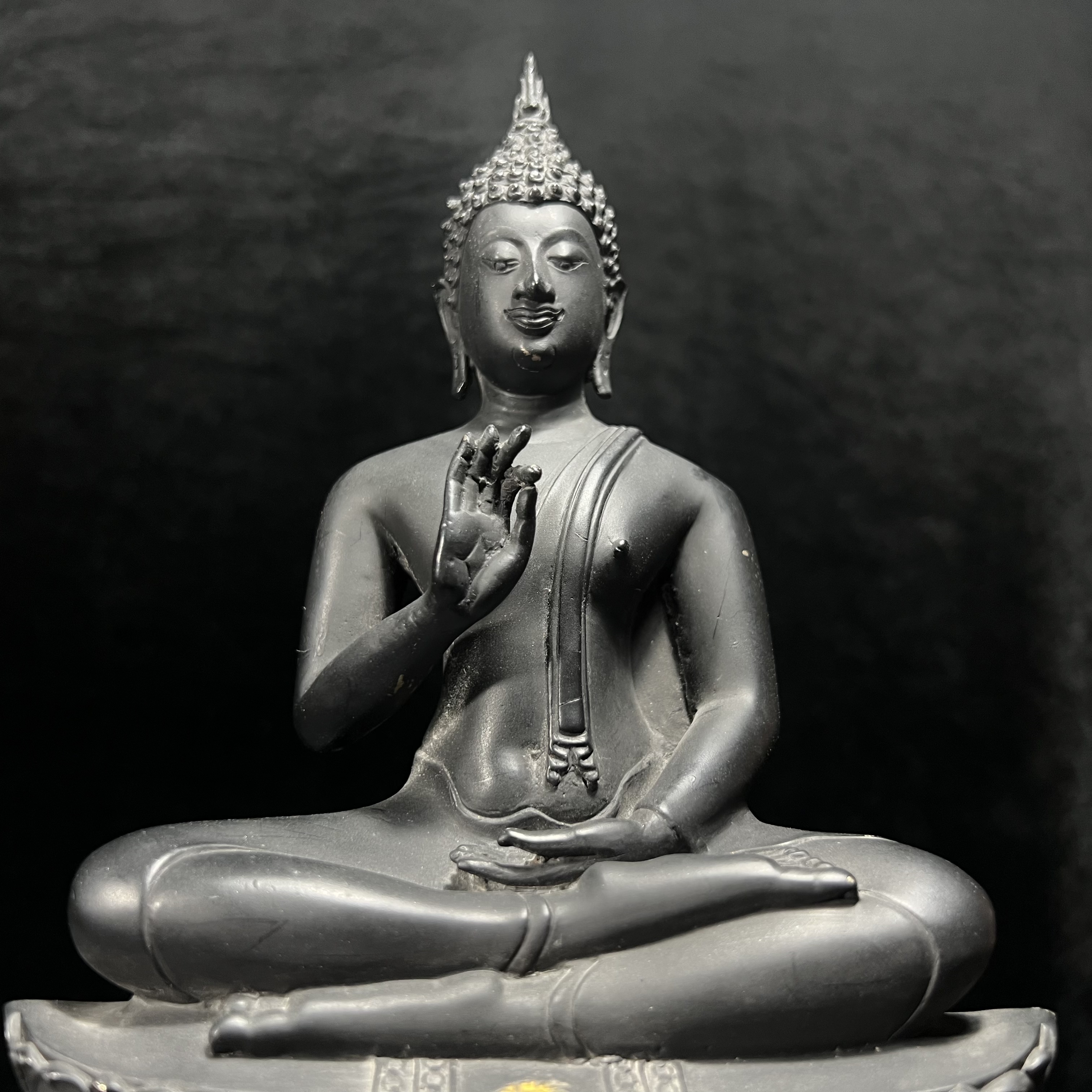 พระพุทธนรเทพศาสดา ทิพยนคราภิมงคลสถิต วัดไทยลอสแองเจลิส สหรัฐอเมริกา ฐาน ภปร. ปี 2522 หน้าตัก 5 นิ้ว เนื้อโลหะรมดำ (อีกหนึ่งพระพุทธ ชุด ภปร.ที่พบเจอและหายาก)ในหลวงรัชกาลที่ 9 เสด็จเททองหมายเลข 225(ผลรวมได้ 9 เลขมหามงคลเจริญก้าวหน้าในทุกด้าน) 1 ใน 2523 องค์