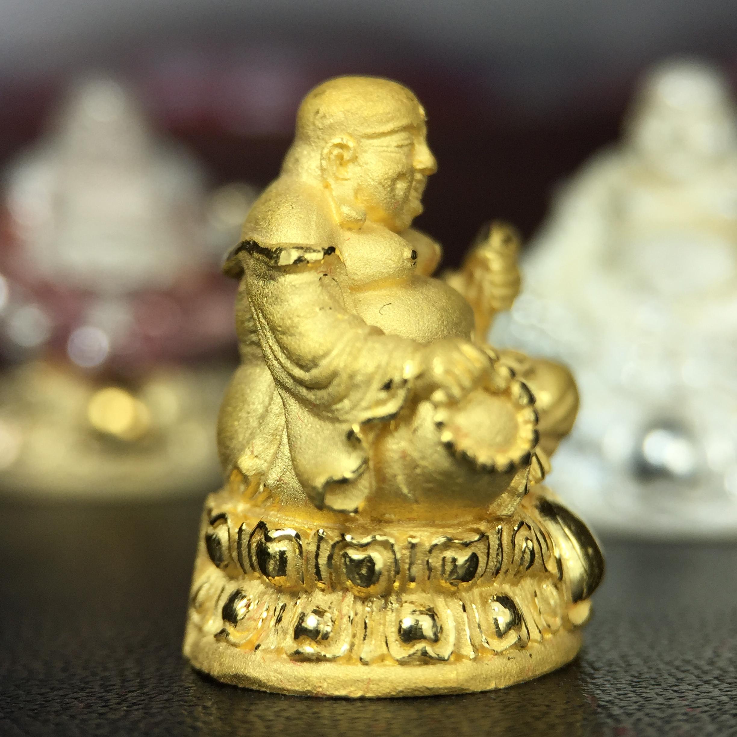 รูปหล่อลอยองค์ พระศรีอริยะเมตตรัยโพธิสัตว์(พระสังกัจจายน์)ชุดทองคำ(เนื้อทองคำ(15.44 กรัม)+เนื้อเงินสามกษัตริย์+เนื้อเงิน) โครงการสร้าง พระศรีอริยะเมตตรัยมหาโพธิสัตว์ น้อมถวายพระบาทสมเด็จพระเจ้าอยู่หัว ทรงครองศิริราชสมบัติครบ 50 ปี วัดโพธิ์แมนคุณาราม