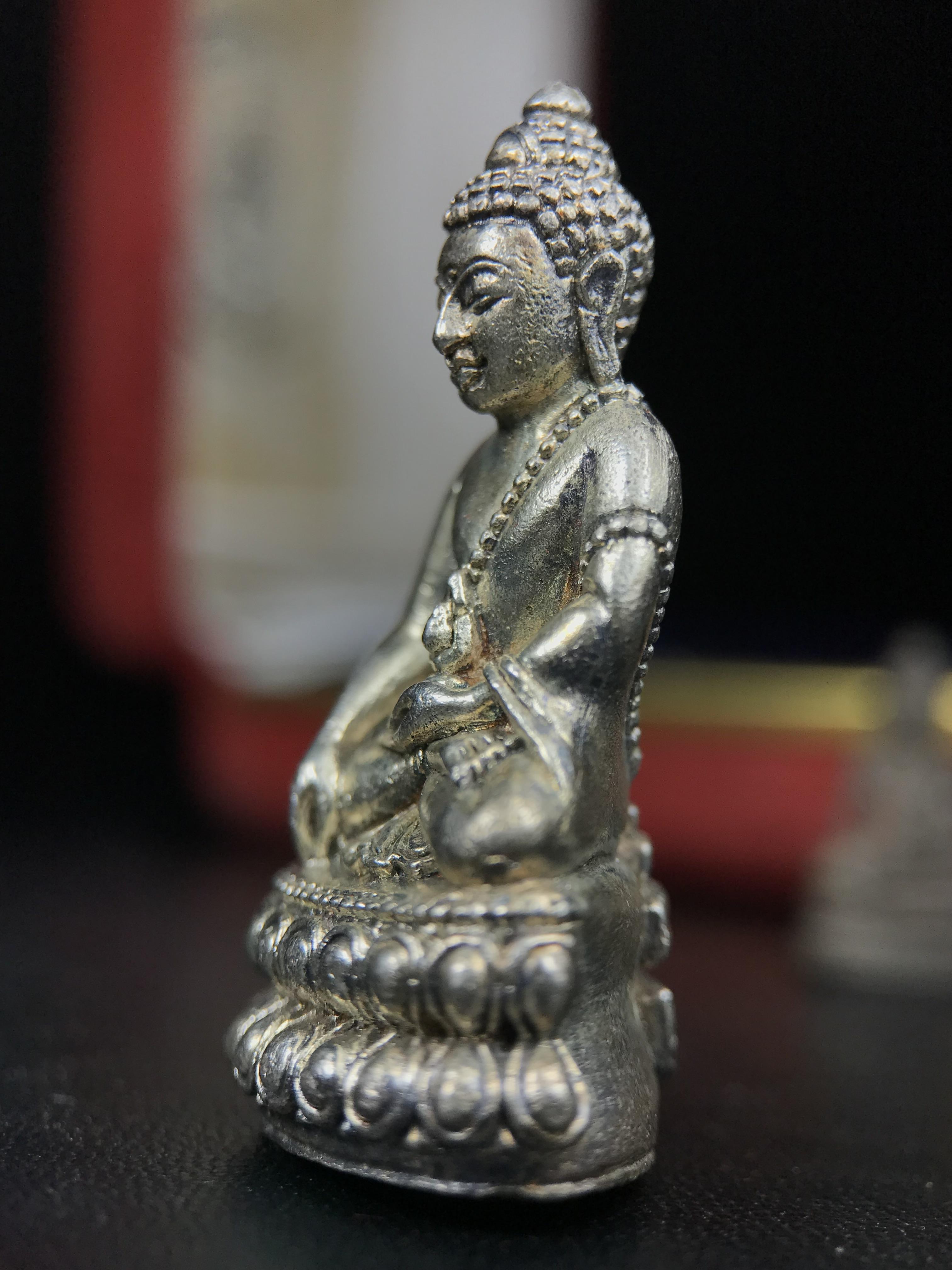 พระกริ่งฉลองพระชนมายุครบ 7 รอบ 84 พรรษา สมเด็จพระสังฆราช(วาสน์) วัดราชบพิธ พ.ศ.2525 เนื้อเงิน ผิวเดิมขึ้นน้ำทองสภาพสวยมาก ในกล่องชุดพิเศษกรรมการ พร้อมพระชัยวัฒน์ เนื้อนวโลหะ ครบชุดสมบูรณ์(งานแกะแม่พิมพ์โดย นายช่างเกษม มงคลเจริญ)(หายาก)