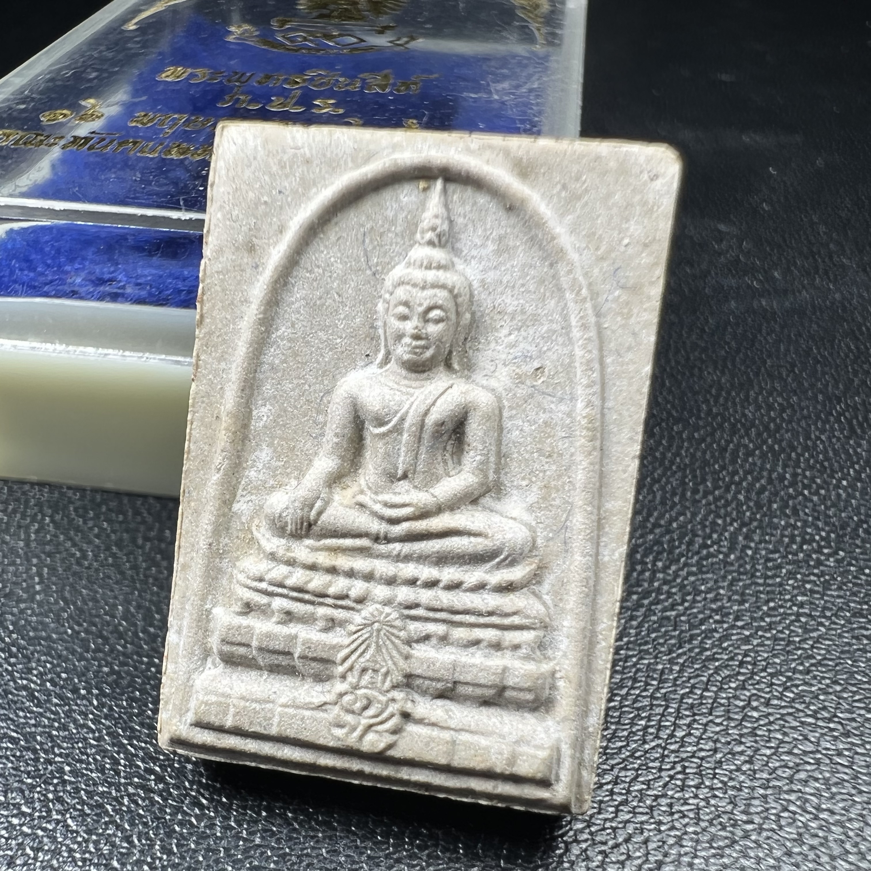 พระพุทธชินสีห์ ภปร. ทันโต เสฏโฐ ปี2533 พิมพ์เล็ก(หายาก) (องค์นี้ด้านหลังบรรจุพลอยเสกมงคลชัดมาก) บรรจุพระทนต์ในหลวง รุ่นเดียวในประวัติศาสตร์ ****รุ่นนี้ขอแนะนำ****