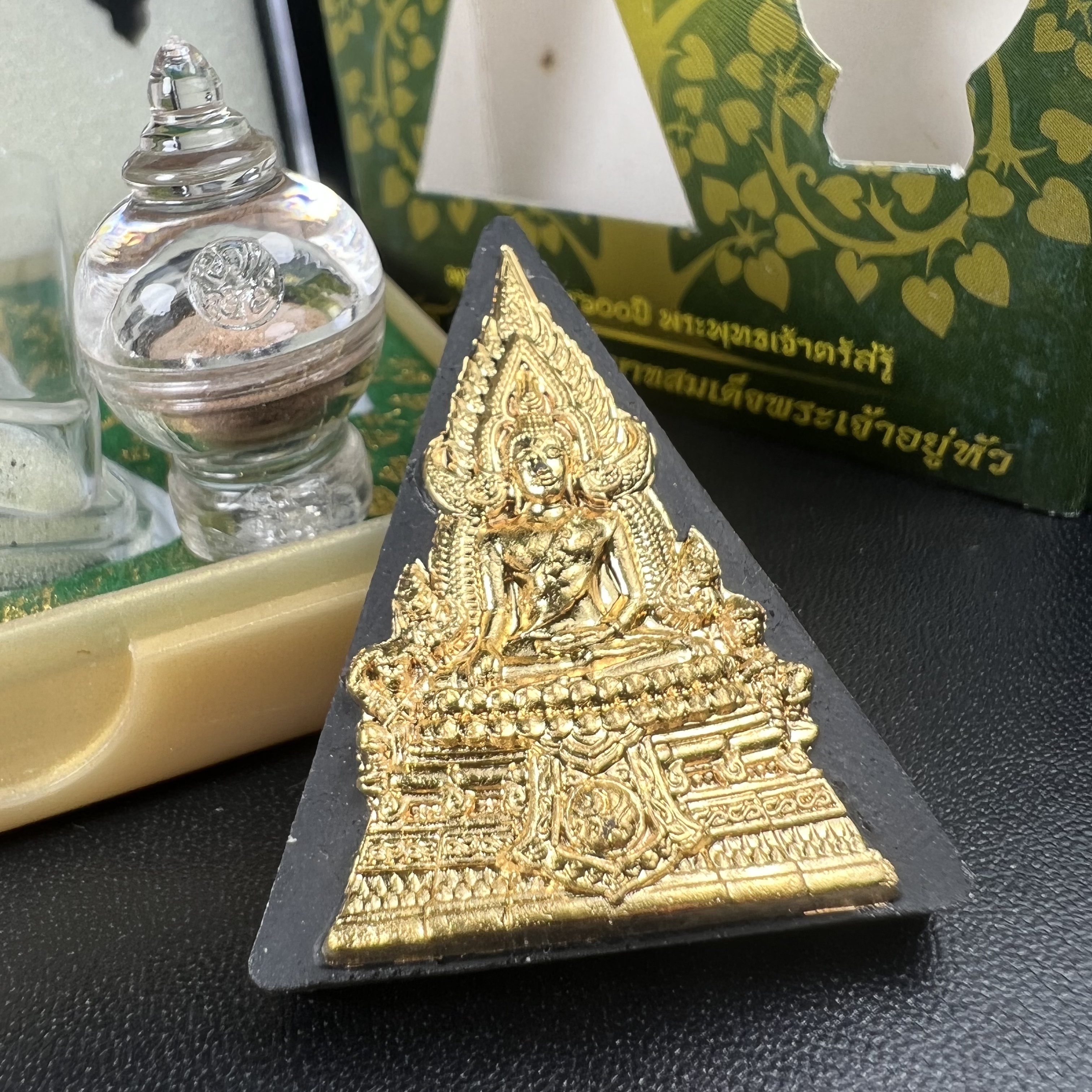 พระพุทธชินราช(จำลอง)ภปร. 84พรรษา เนื้อผงปิดทองด้านหน้า หลัง ภ.ป.ร. ทองแดง(พระราชทานมวลสาร จิตรลดาและเส้นพระเจ้า ร.9(เส้นผม))