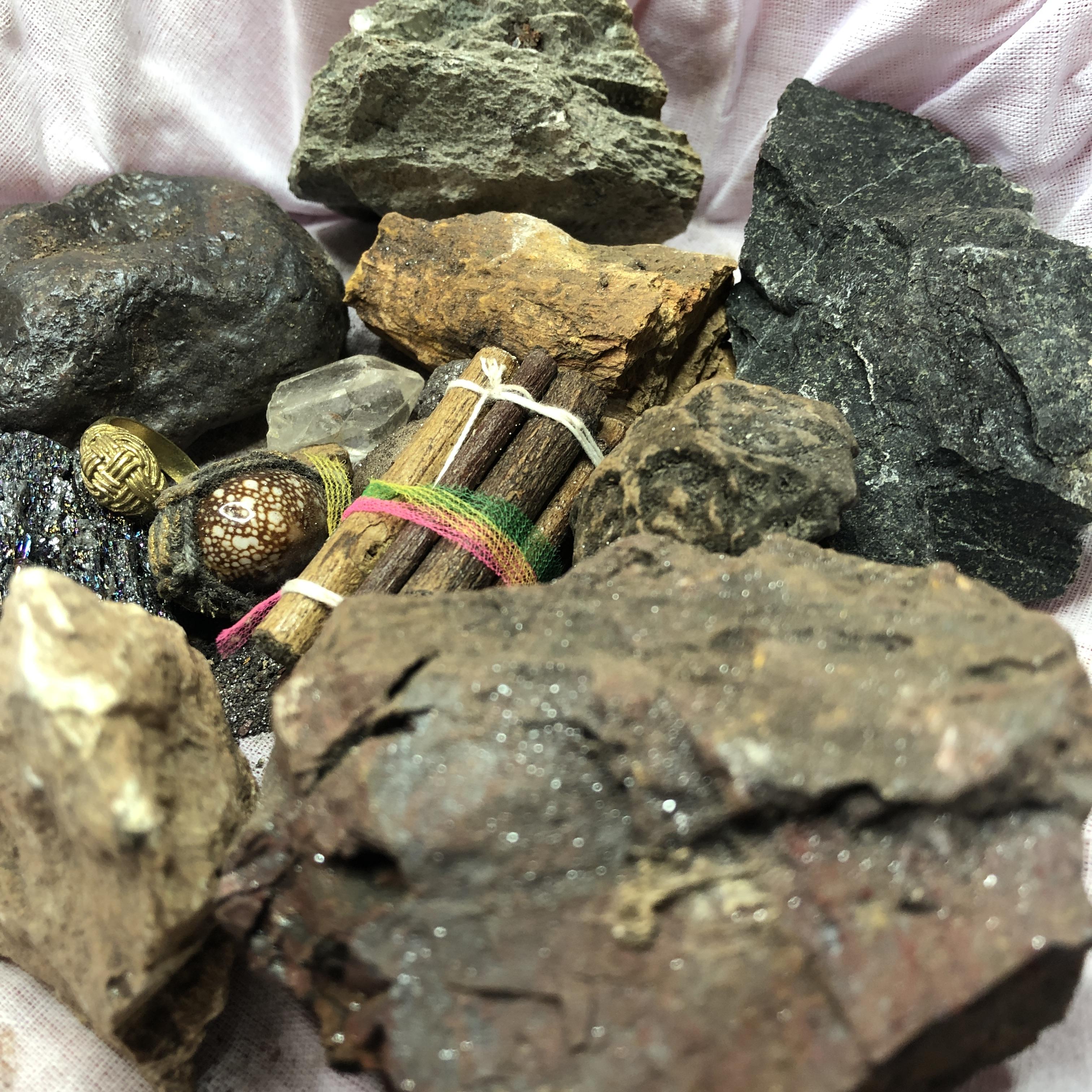 ของป้องกัน ชุดถุงแดงชุดใหญ่ ลงเสาเอก ลงเสาโท | อุปกรณ์ตั้งเสาเอก ชุดลงเสาเอกเสาโท ตั้งเสาเอก อุปกรณ์ลงเสาเอก ชุดยกเสาเอก สิริมงคล สวยงาม ครบชุด ยกเสาเอก ลงเสาเอก