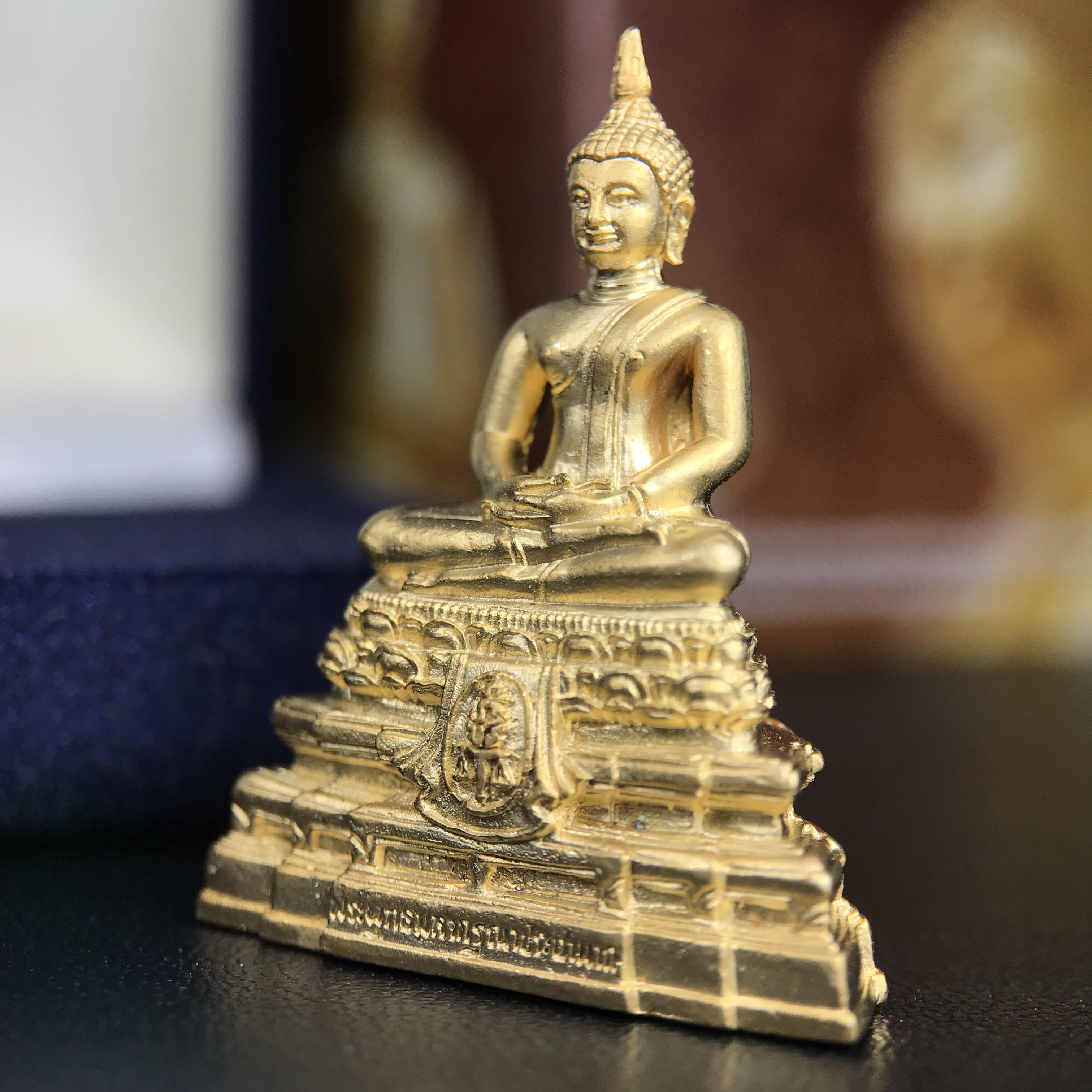 พระพุทธมหากรุณาประชานาถ ภปร. พระพุทธรูปประจำศาลปกครอง “รุ่นแรก” เนื้อโลหะผสมชุบทอง ตอกโค๊ต ศาลปกครอง ปี 2553 สุดยอดมหาพิธีพุทธาภิเษก ยิ่งใหญ่ นิมนต์พระอาจารย์สายกรรมฐานมาร่วมอธิฐานจิตมากมาย