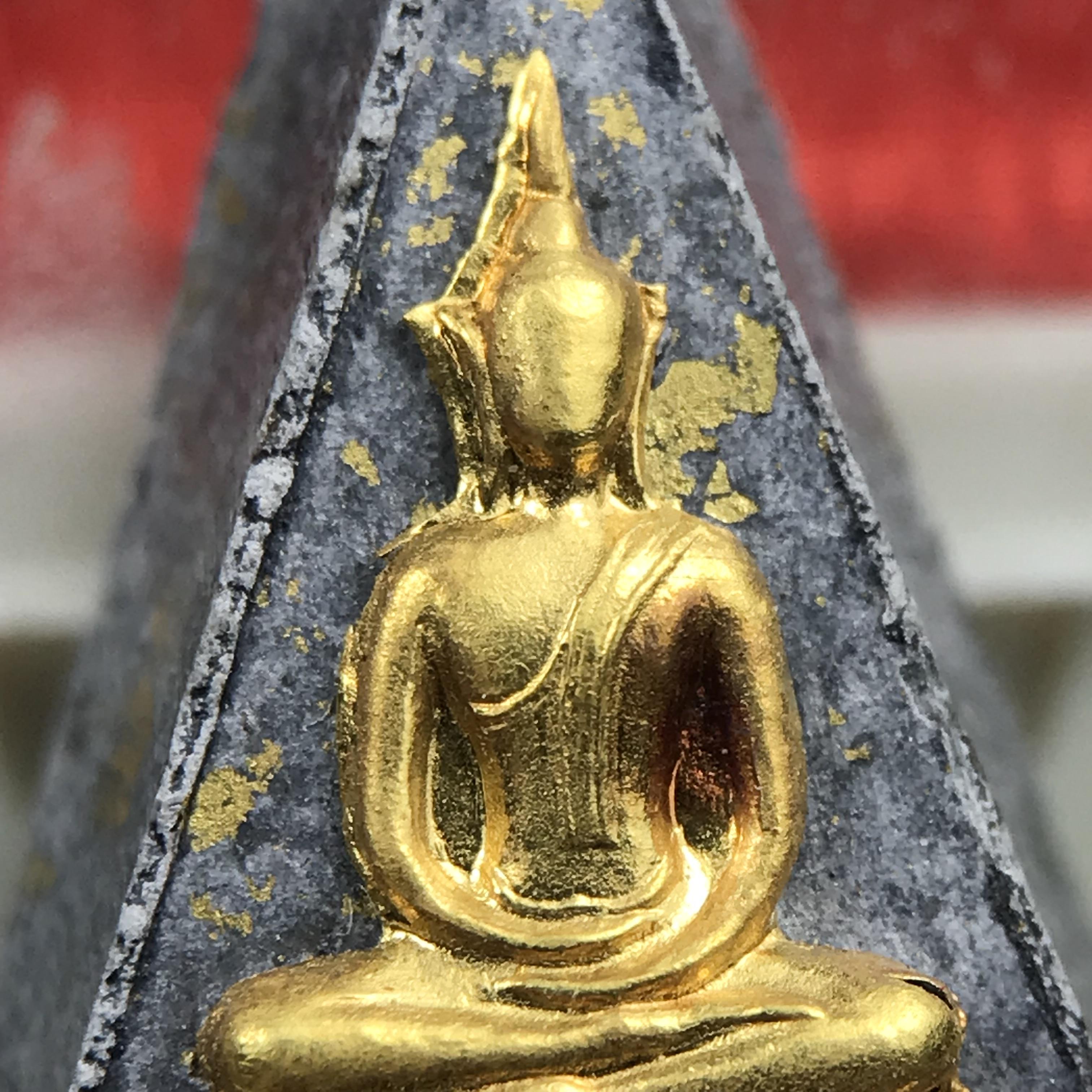 พระกำลังแผ่นดิน พระราชทาน วัดบวรนิเวศวิหาร ปี 2539 พิมพ์เล็กหน้ากากทองคำ (ในหลวง รัชกาลที่ 9 พระราชทานมวลสารจิตรลดา)นิยมหายาก