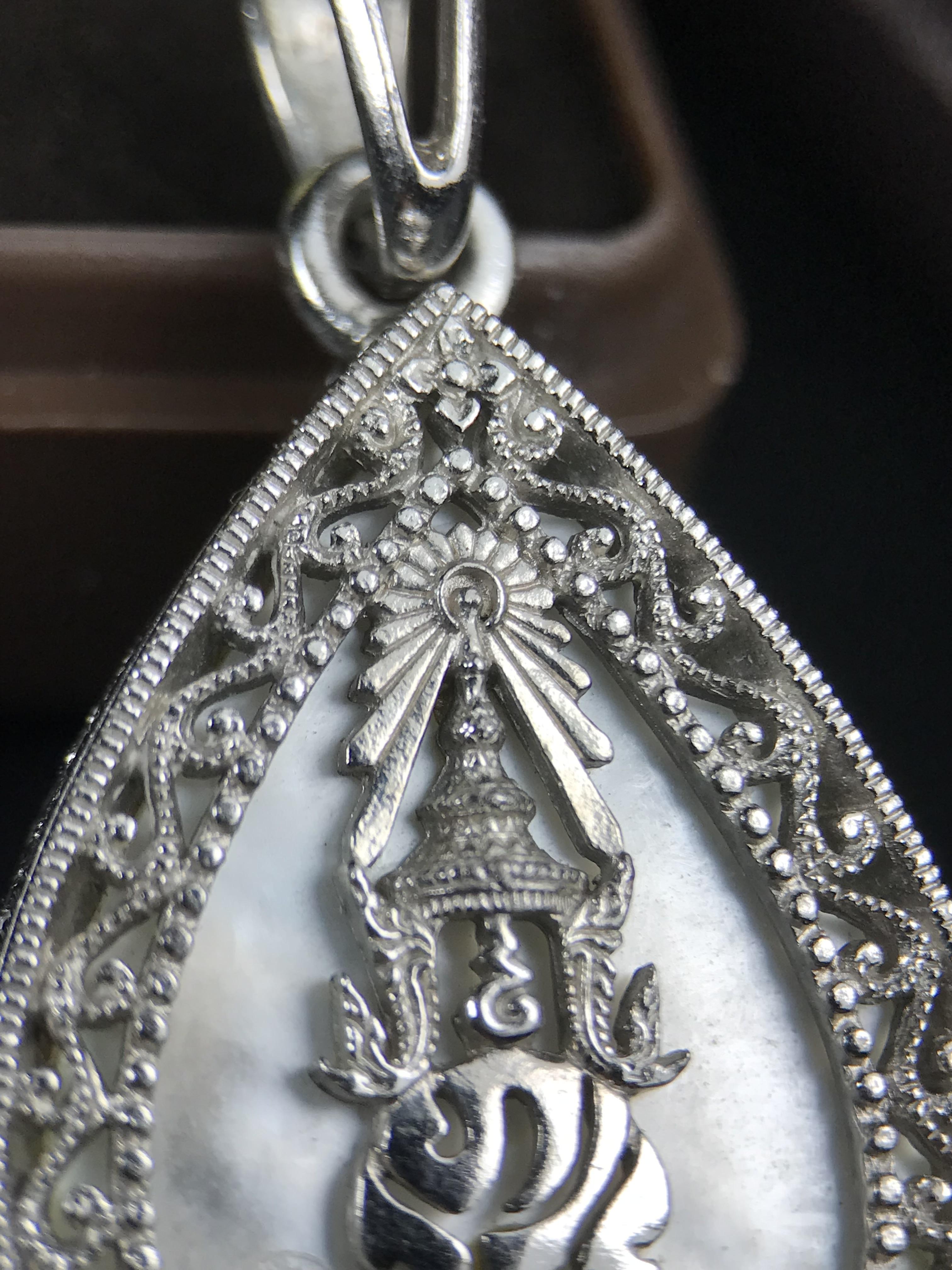 พระพุทธชินราช ภปร. โครงการ "เพราะแผ่นดินนี้ คือ แผ่นดินเกิด" ปี 2548(รุ่นแรก) เหรียญทรงใบโพธิ์ ขนาด 21 x 29 มม. เนื้อเงินสามกษัตริย์ องค์พระชุบสามกษัตริย์ ล้อมด้วยกรอบเงินชุบทองคำขาวสลักเสลาเป็นลวดลายละเอียดอ่อน ส่วนพื้นองค์พระเป็นเปลือกหอยมุข