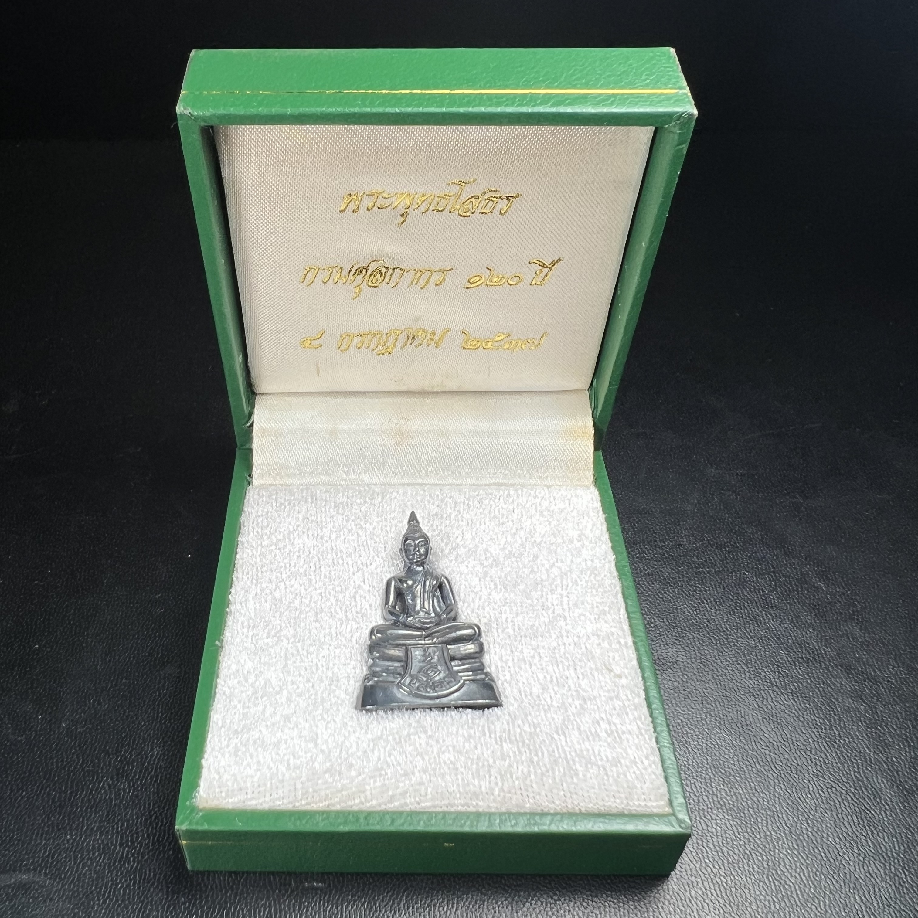 พระพุทธโสธร รุ่น กศก. 120 ปี เนื่องในโอกาสครบ 120 ปี กรมศุลกากร กระทรวงการคลัง จัดสร้าง ปี 2537 เนื้อเงินบริสุทธิ์ 99.9% ผิวขัดเงาลงดำ(งานบริษัท แพรนด้า จิวเวลรี่)สวยงดงาม ทรงคุณค่า