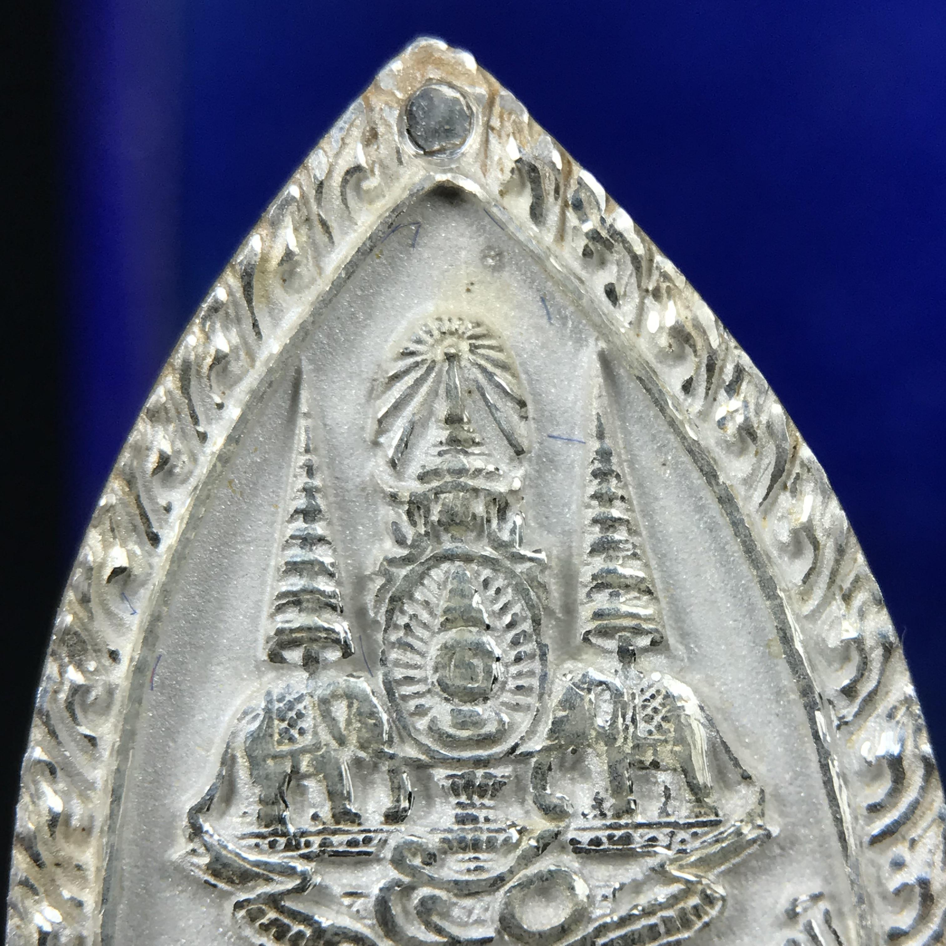 พระพุทธกาญจนพรสยามภูมิ ภปร. ปี 2539 เนื้อเงินพื้นทรายประกาย(ผิวเดิมสวย) พิมพ์ทรงใบขนุน ขนาด3.2ซม. พระพุทธรูปประจำพระชนมวาร รัชกาลที่9 ทรงโปรดเกล้าให้วิทยาลัยป้องกันราชอาณาจักร(วปอ.)สร้างในวโรกาสทรงครองสิริราชสมบัติครบ50ปี พ.ศ.2539(1ใน5000องค์)