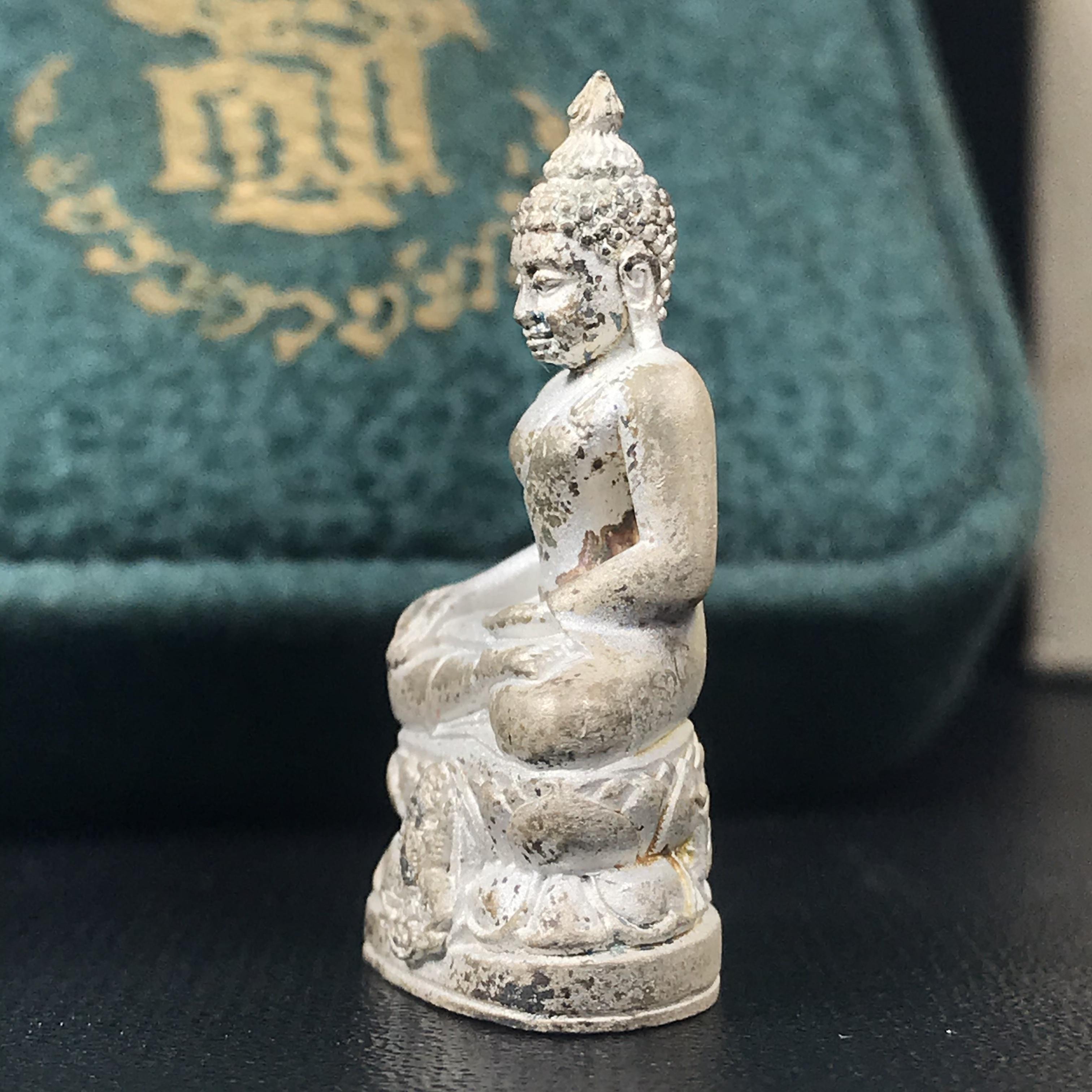 พระกริ่งไพรีพินาศ ครองสิริราชสมบัติครบ 50 ปี พ.ศ.2540 เนื้อเงิน ผิวเดิมสวย ครบ สมบูรณ์ ชุดพระราชทาน(หายาก)