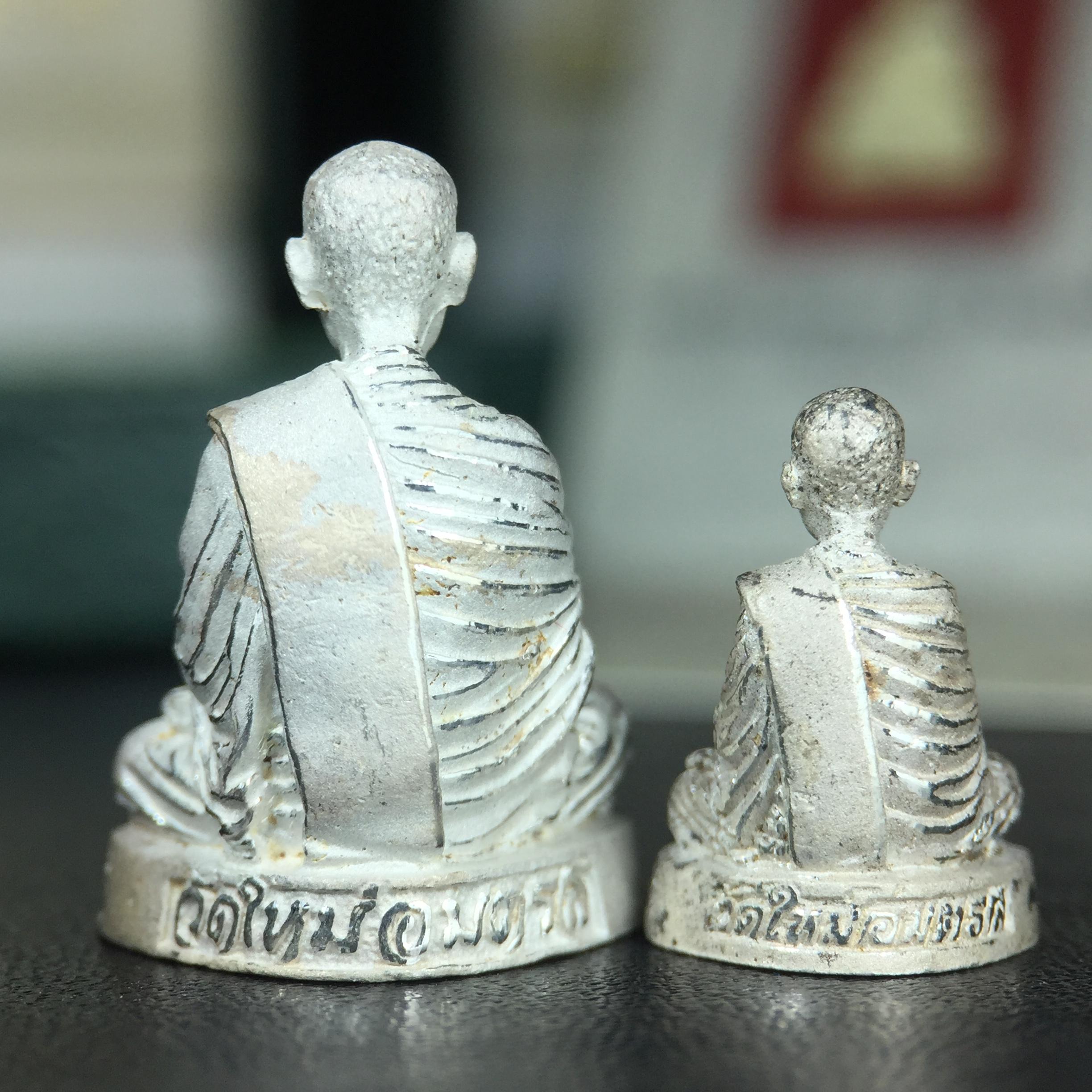 รูปเหมือนลอยองค์ สมเด็จพระพุฒาจารย์ (โต พรหมรังสี)เนื้อเงินบริสุทธิ์ 99.9% แบบทรายนวลขัดเงาบางส่วน (พิมพ์ใหญ่+พิมพ์เล็ก) วัดใหม่อมตรส บางขุนพรหม ปี2540 รุ่นกาญจนาภิเษก จัดสร้างในวโรกาสที่รัชกาลที่ 9 ทรงครองสิริราชสมบัติ ครบ 50ปี พร้อมกล่องใบรับรองเดิมครบ