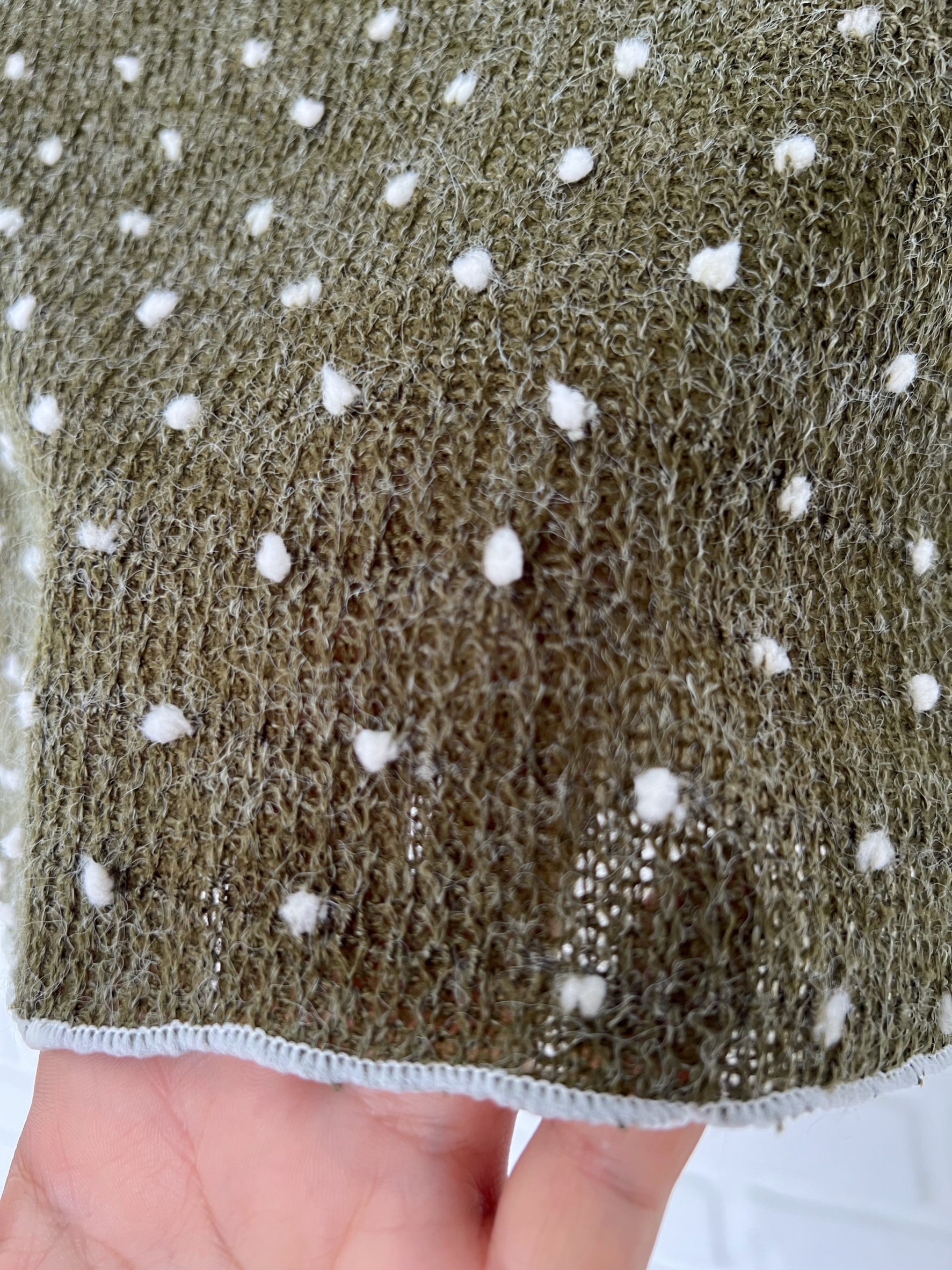 คอเหลี่ยมปุ่มขาว