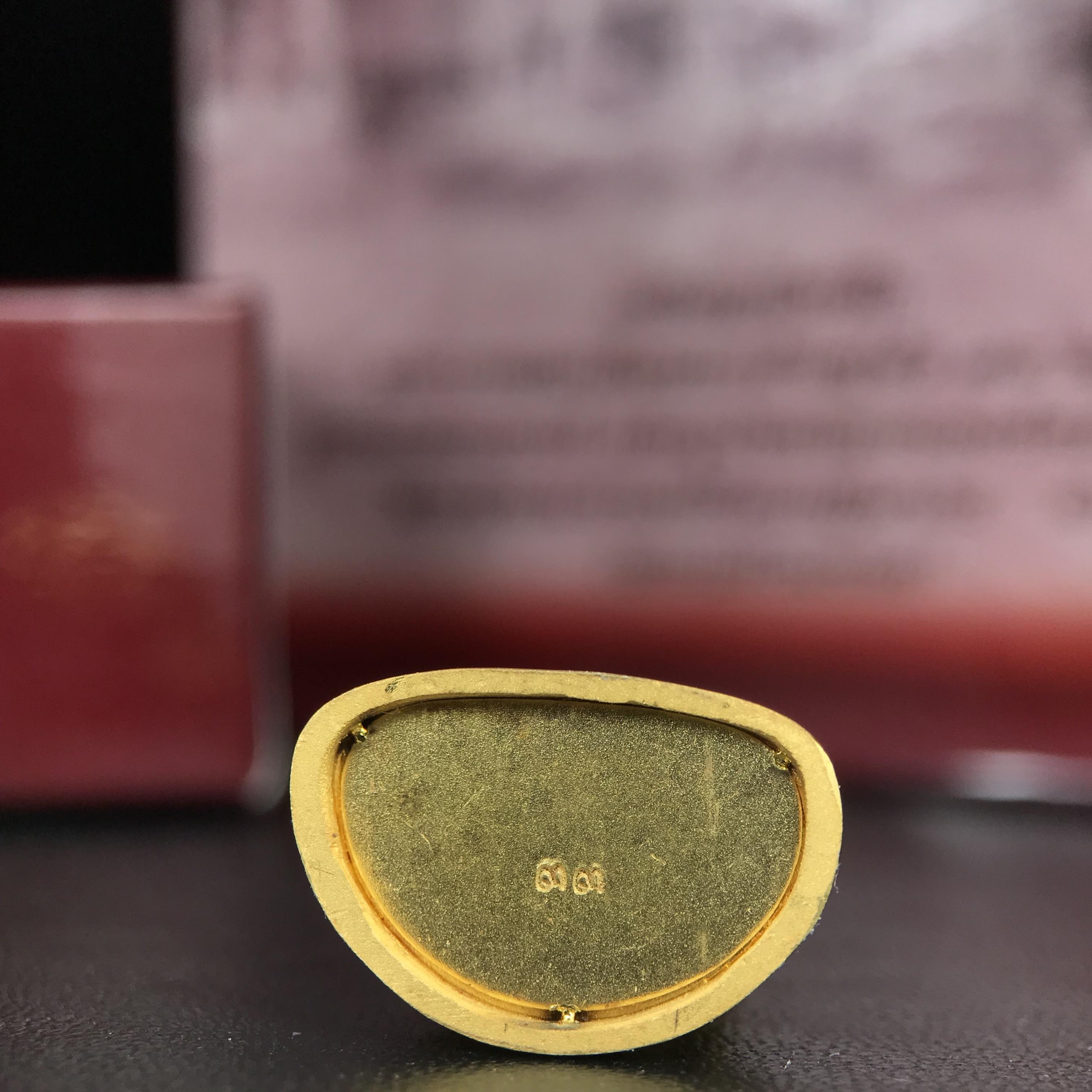 พระแก้วมรกต ภปร.(รุ่นแรก) ปี2545 รุ่นฉลองกรุงรัตนโกสินทร์ครบ 220 ปี พิมพ์ลอยองค์ใหญ่ เนื้อทองคำบริสุทธิ์ 96.5%(15.2 กรัม) ขนาด 19*35 มม.ครบสมบูรณ์(องค์หมายเลข ๓๓)(เลขคู่สวย)สุดยอดมงคลแผ่นดินที่ควรเก็บรักษา บูชาเป็นมงคลชีวิต(สวยงามและหายากมาก)(1ใน1000องค์)