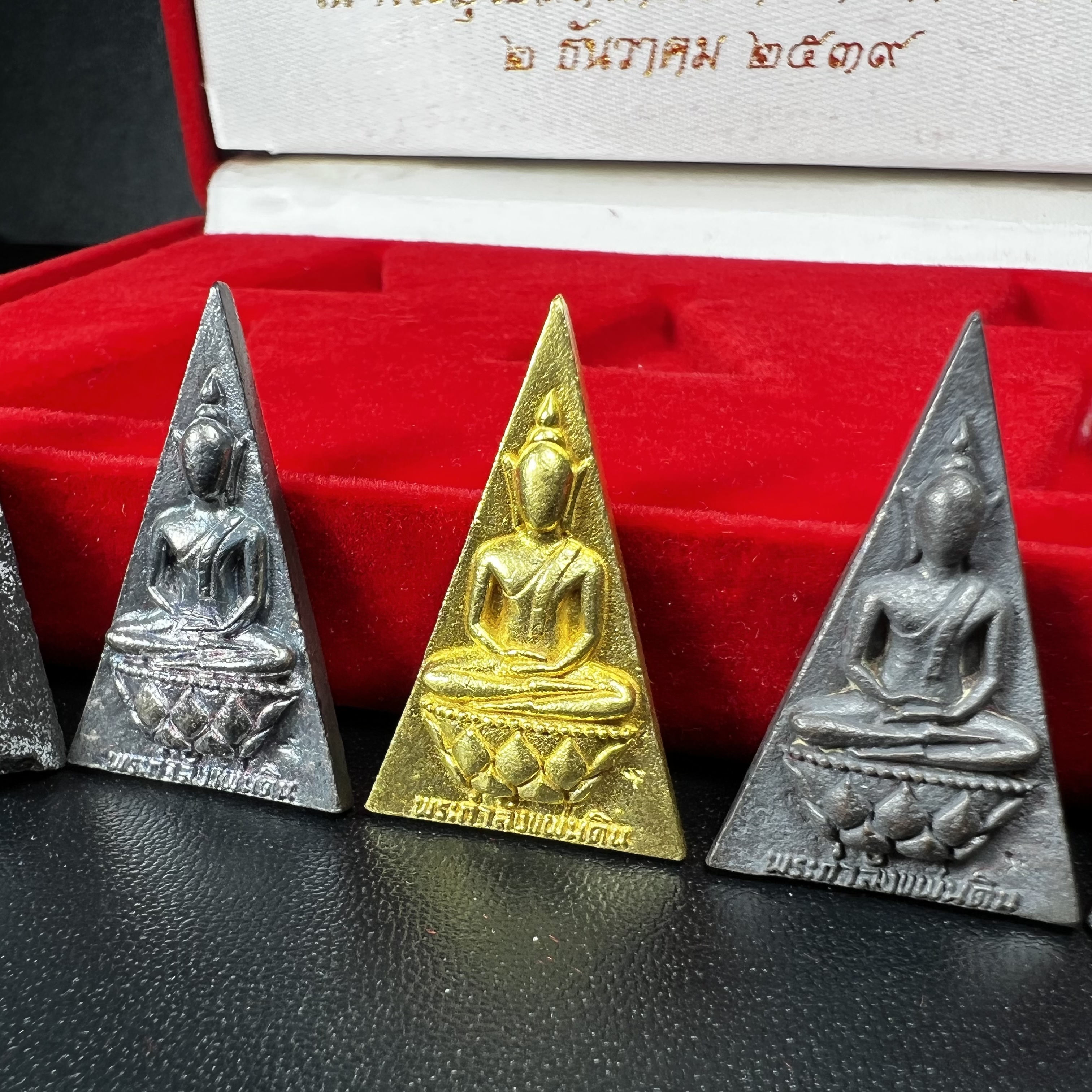 พระกำลังแผ่นดิน (สมเด็จจิตรลดา2) จัดสร้างเฉลิมพระเกียรติ ร.9 ครองราชย์ 50 ปี 2539 ชุดทองคำ(ประกอบด้วยเนื้อทองคำ+เนื้อเงิน+เนื้อนวโลหะ+เนื้อผง2องค์)(สร้างน้อยหายาก)พร้อมกล่องบรรจุเดิมครบสมบูรณ์(1ใน 1500ชุด)