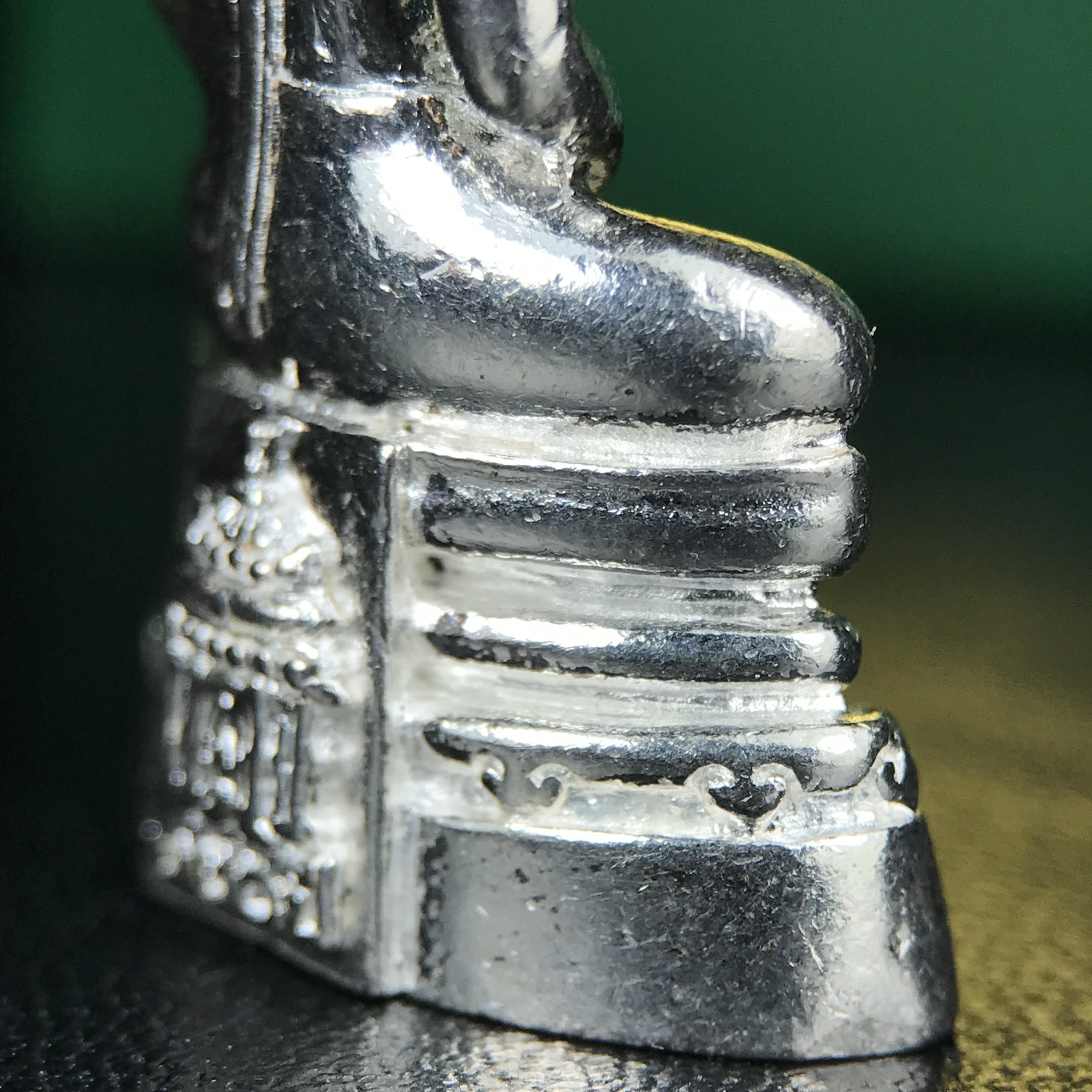 พระพุทธโสธร รุ่น กศก. 120 ปี เนื่องในโอกาสครบ 120 ปี กรมศุลกากร กระทรวงการคลัง จัดสร้าง ปี 2537 เนื้อเงินบริสุทธิ์ 99.9% ผิวขัดเงา(งานบริษัท แพรนด้า จิวเวลรี่)สวยงดงาม ทรงคุณค่า